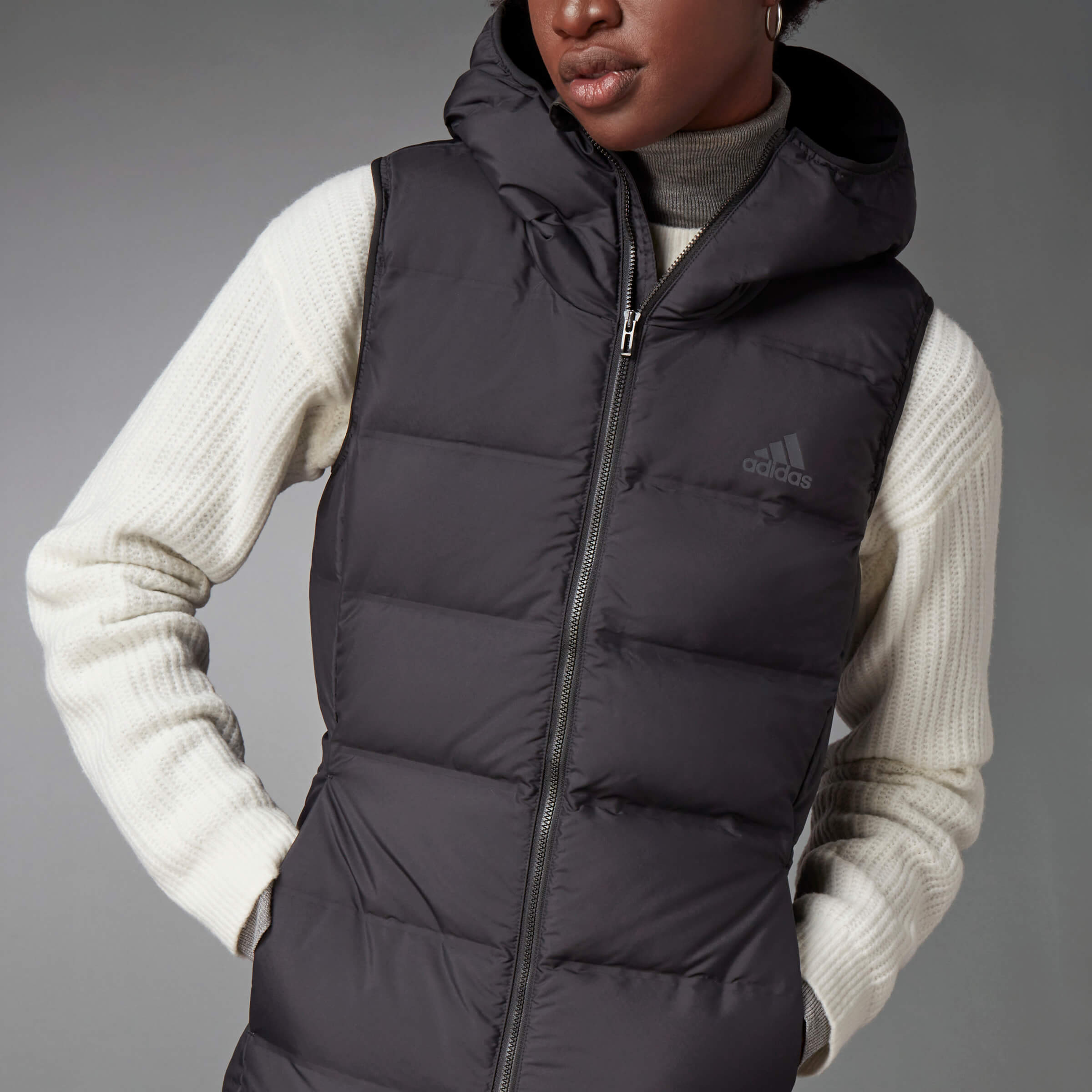 Дамски Елек Adidas W HELIONIC VEST BQ1943 близък план отпред