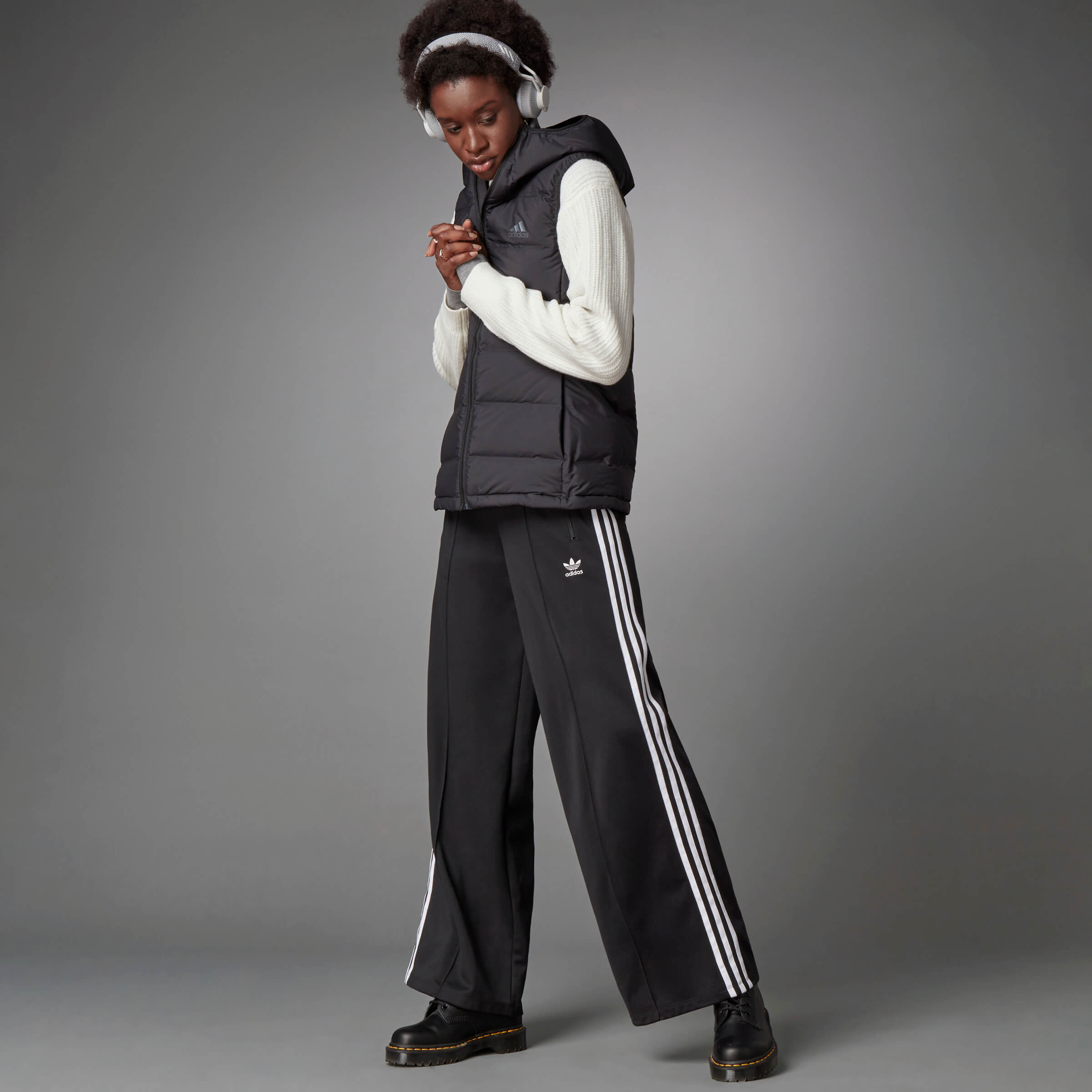 Дамски Елек Adidas W HELIONIC VEST BQ1943 върху модел