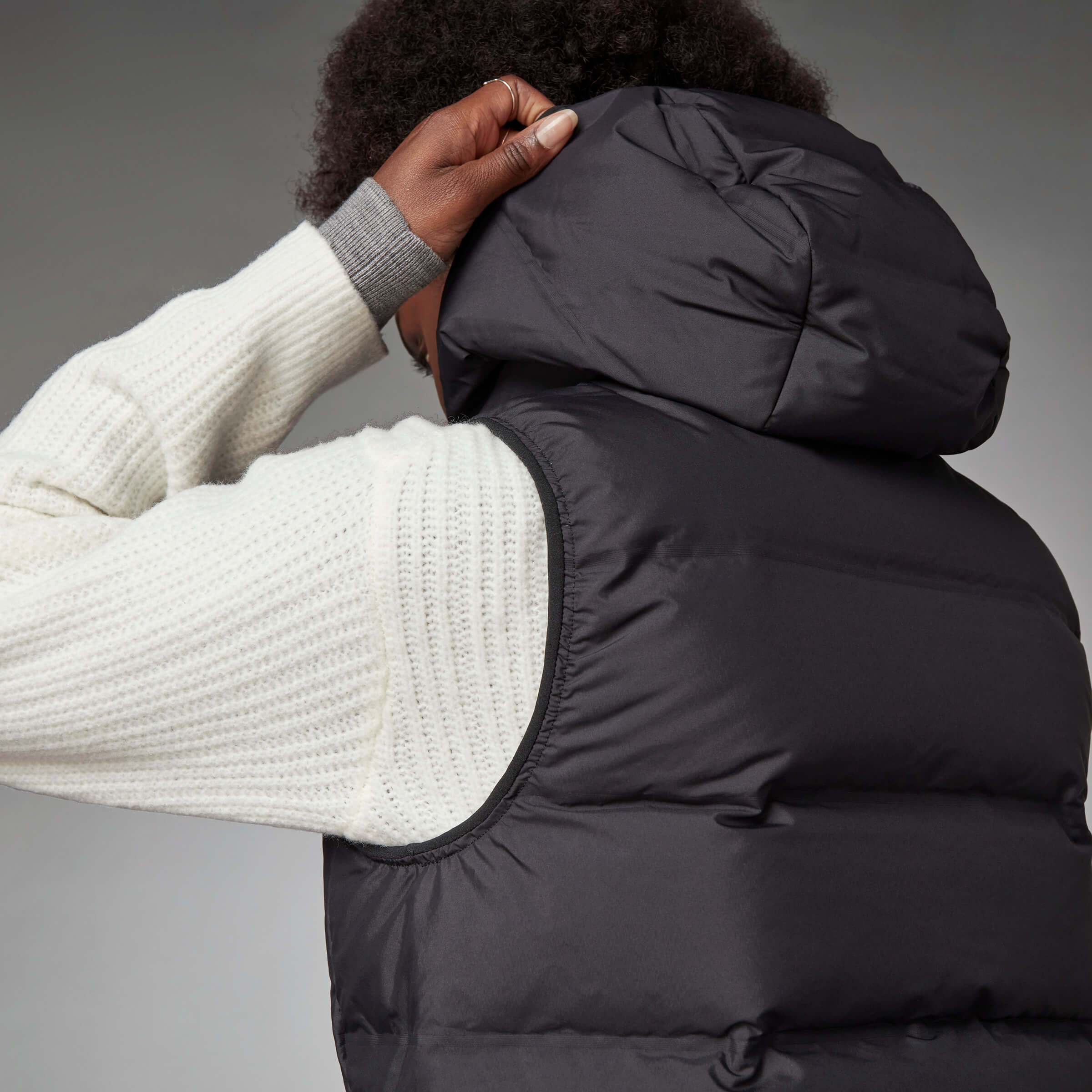 Елек Adidas W HELIONIC VEST детайл качулка
