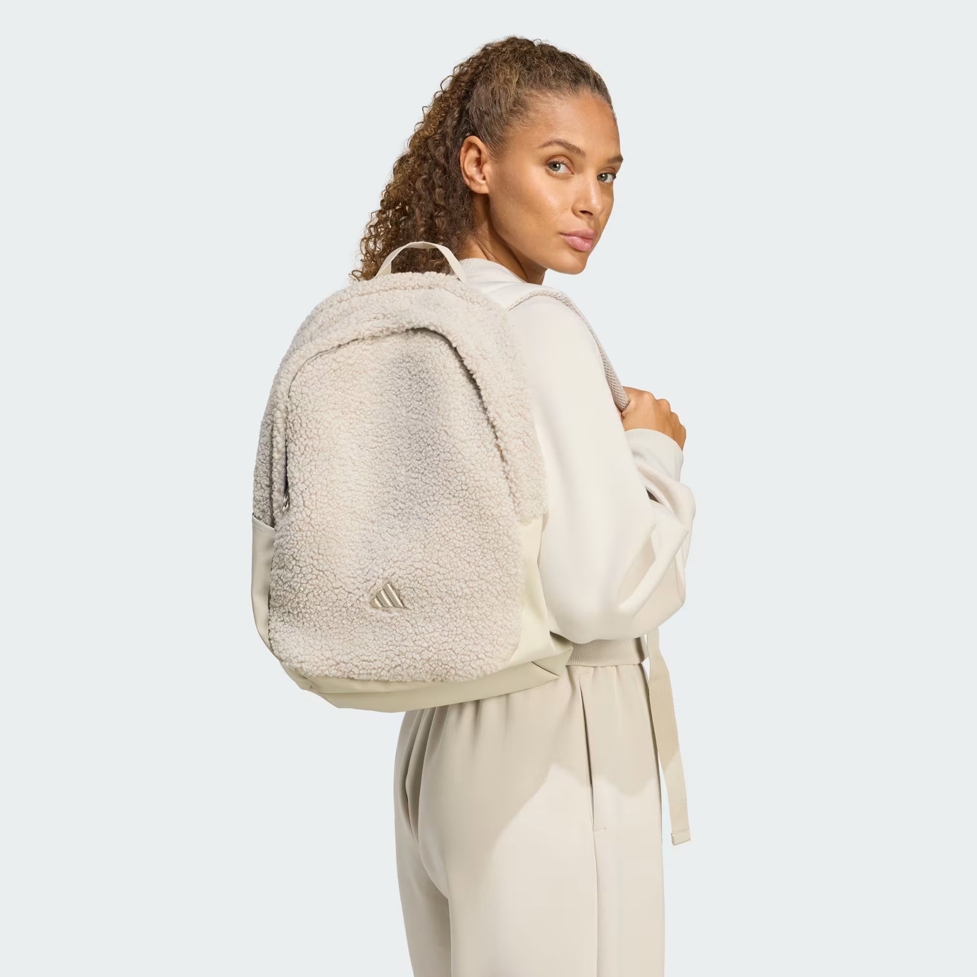 Раница Adidas CLSC WNTR BP JM4830 върху модел 