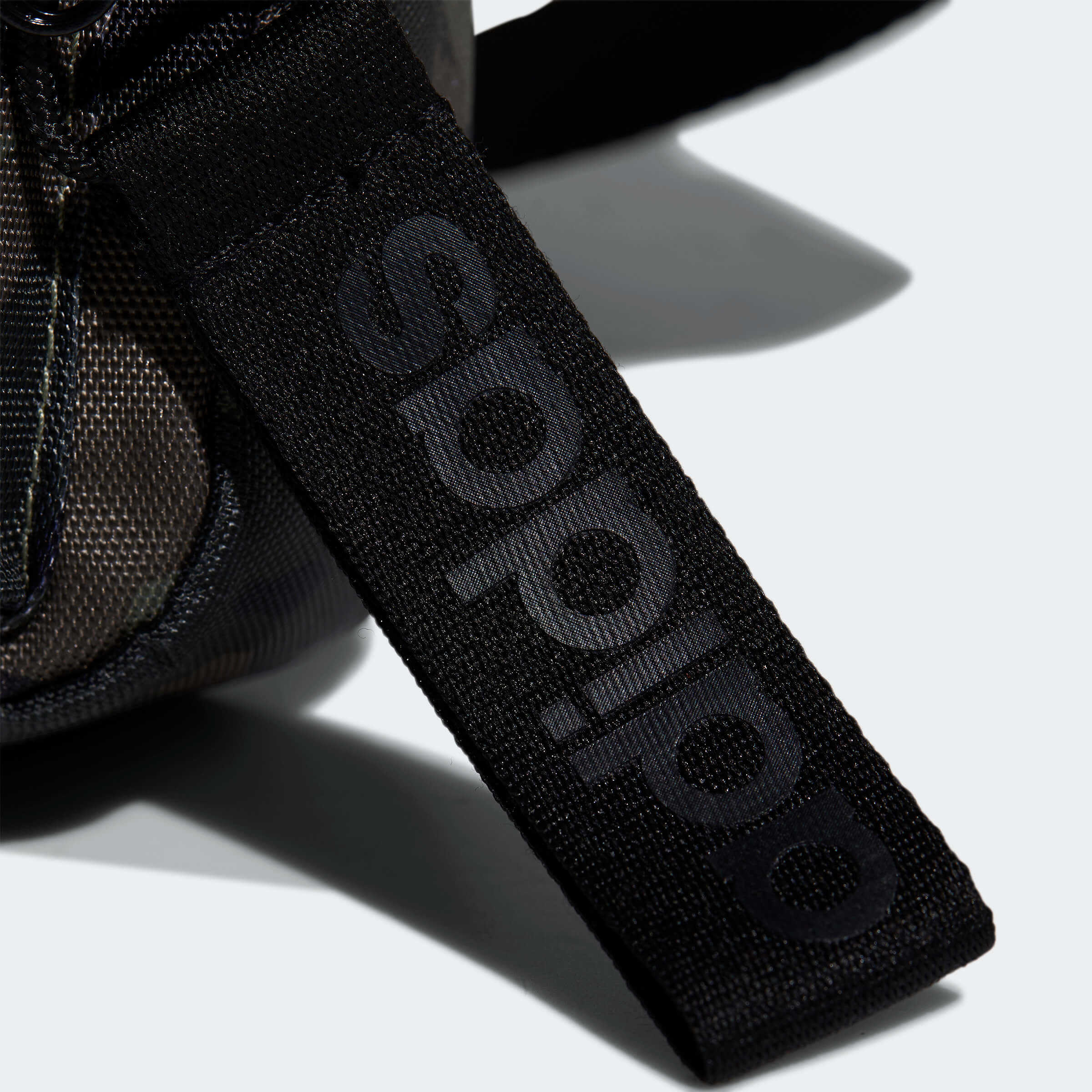 Чанта Adidas Classic Cam Org детайл дръжка