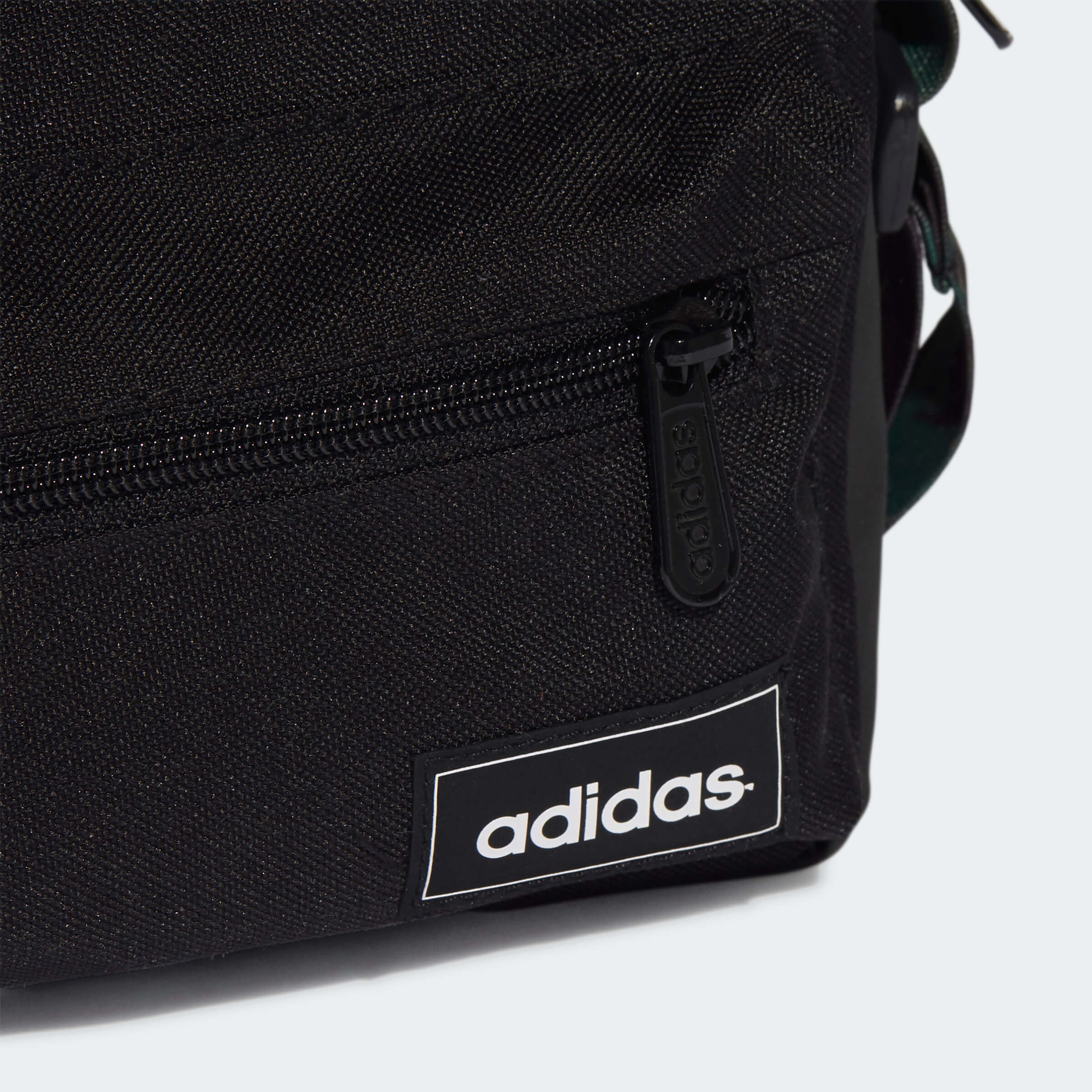 Чанта Adidas Clsc Camo Organ детайл лого