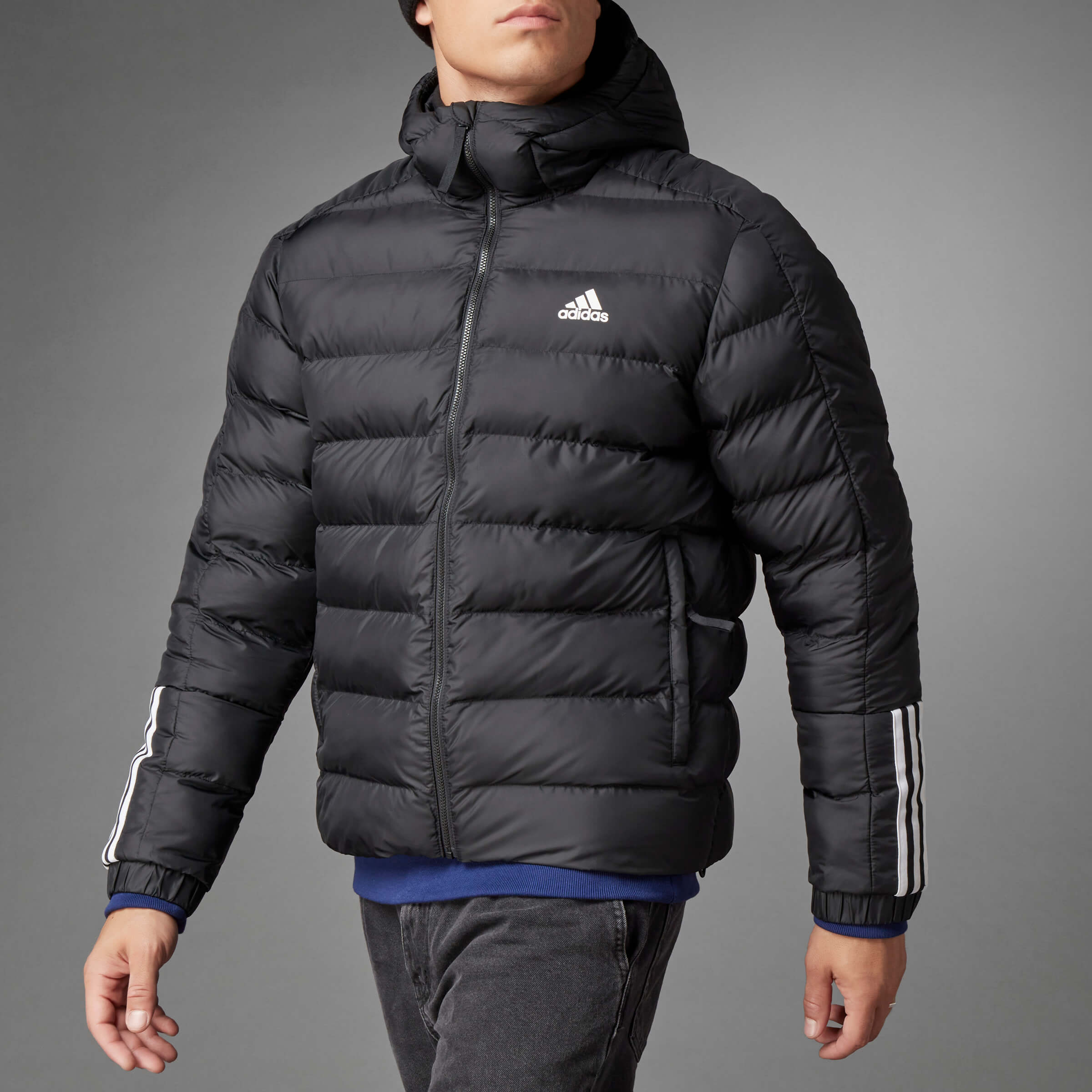 Мъжко зимно яке Adidas ITAVIC M JKT върху модел в близък план