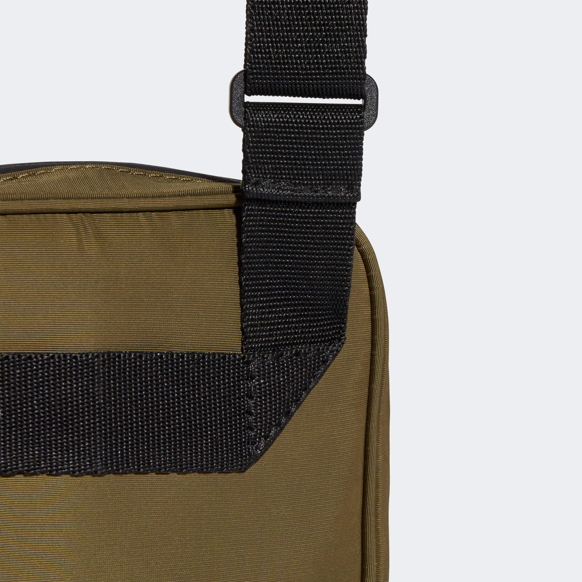 Чанта Adidas Organizer GU0874 детайл дръжка