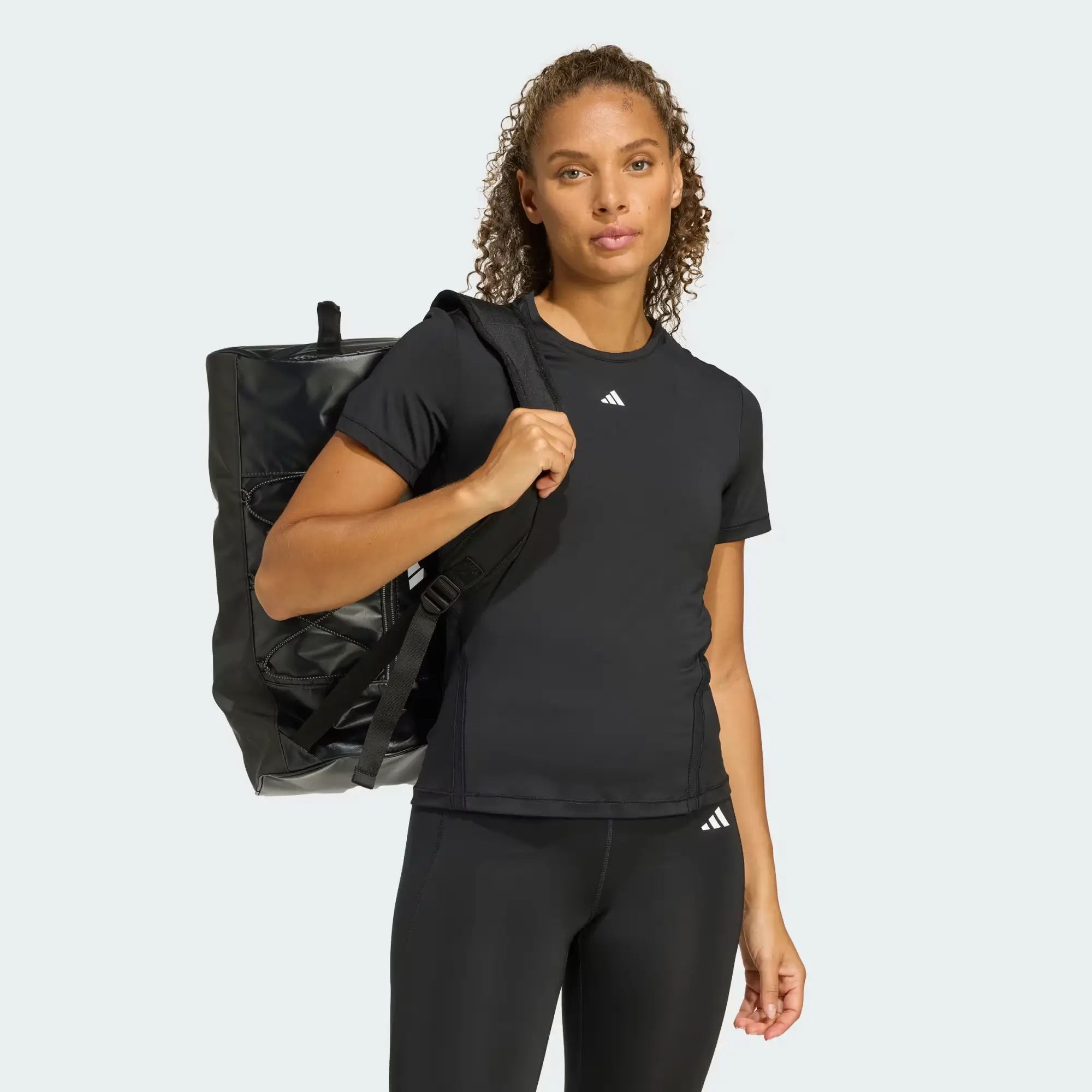 Раница Adidas GYM DUFFEL JN0867 върху модел 