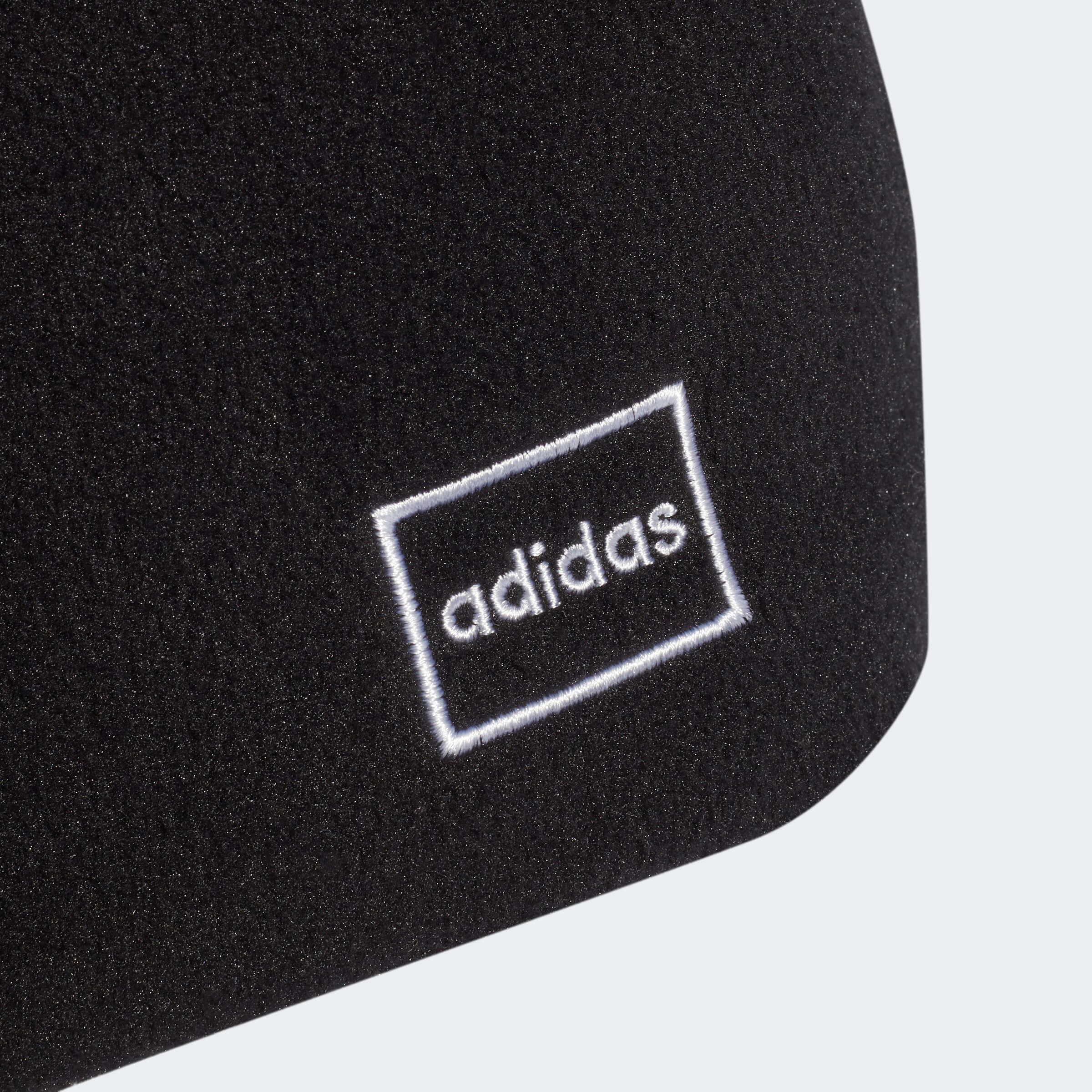 Зимна Шапка Adidas Fleece Beanie HI3685 детайл надпис