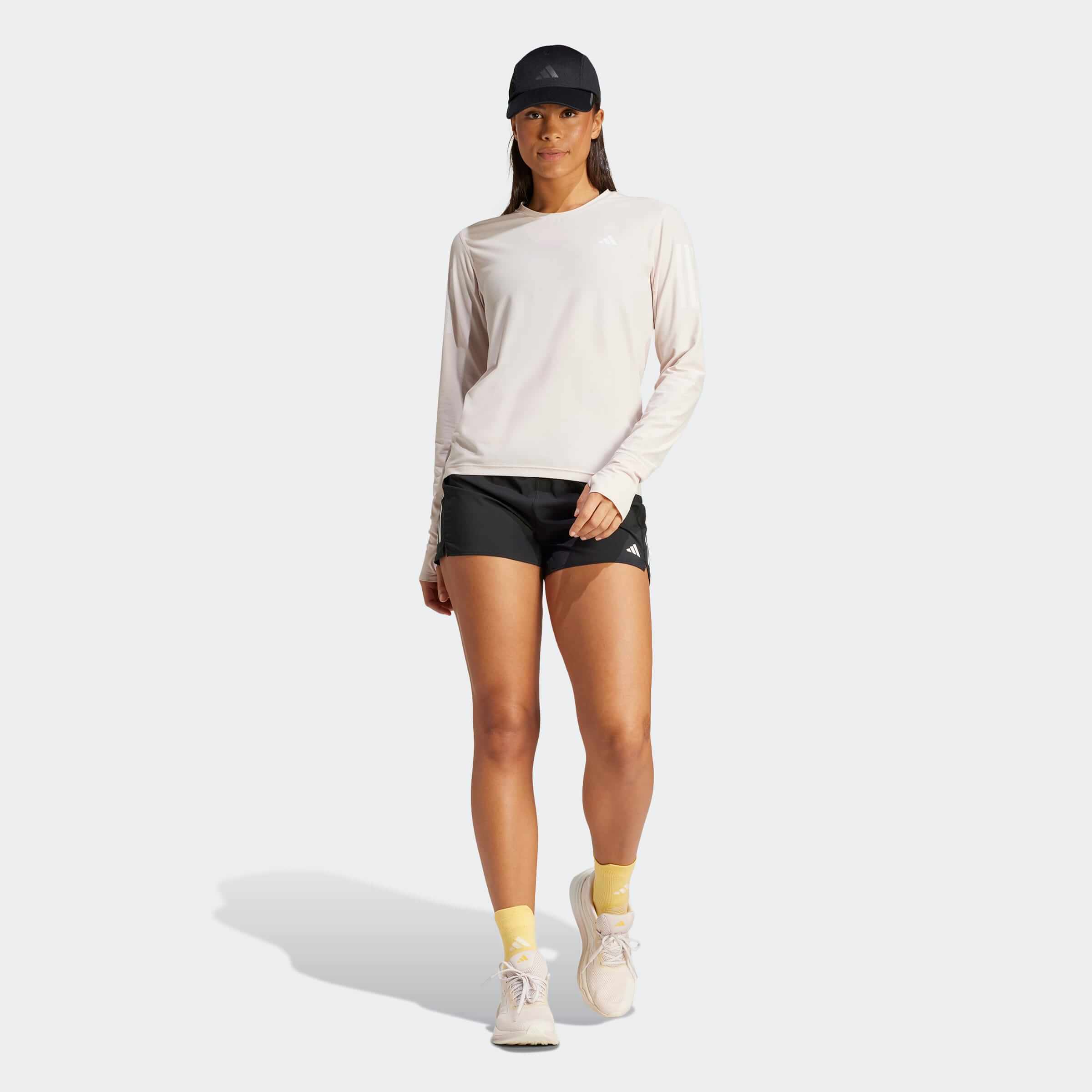 Шапка с Козирка Adidas RUN MES CA върху модел