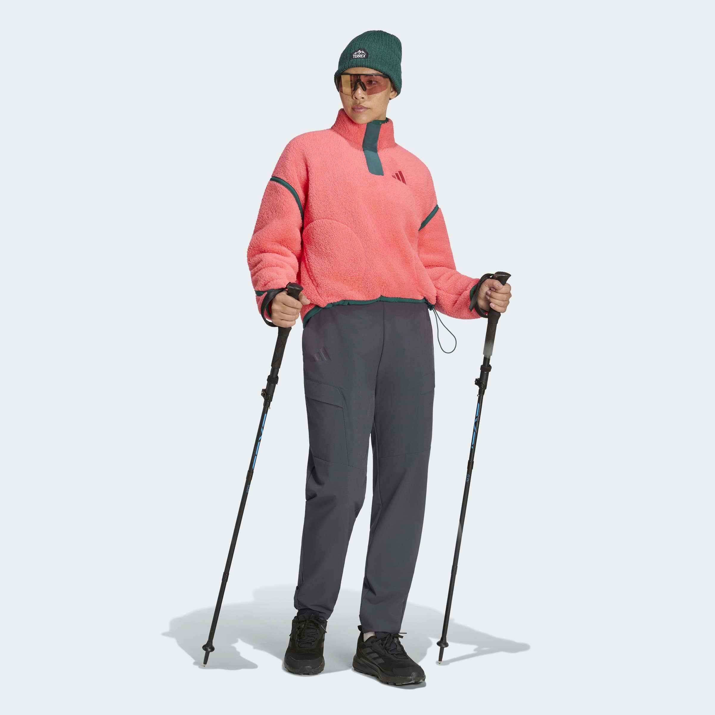 Дамски полар за туризъм Adidas Terrex Multi High в розово, комбиниран с туристически панталон и щеки