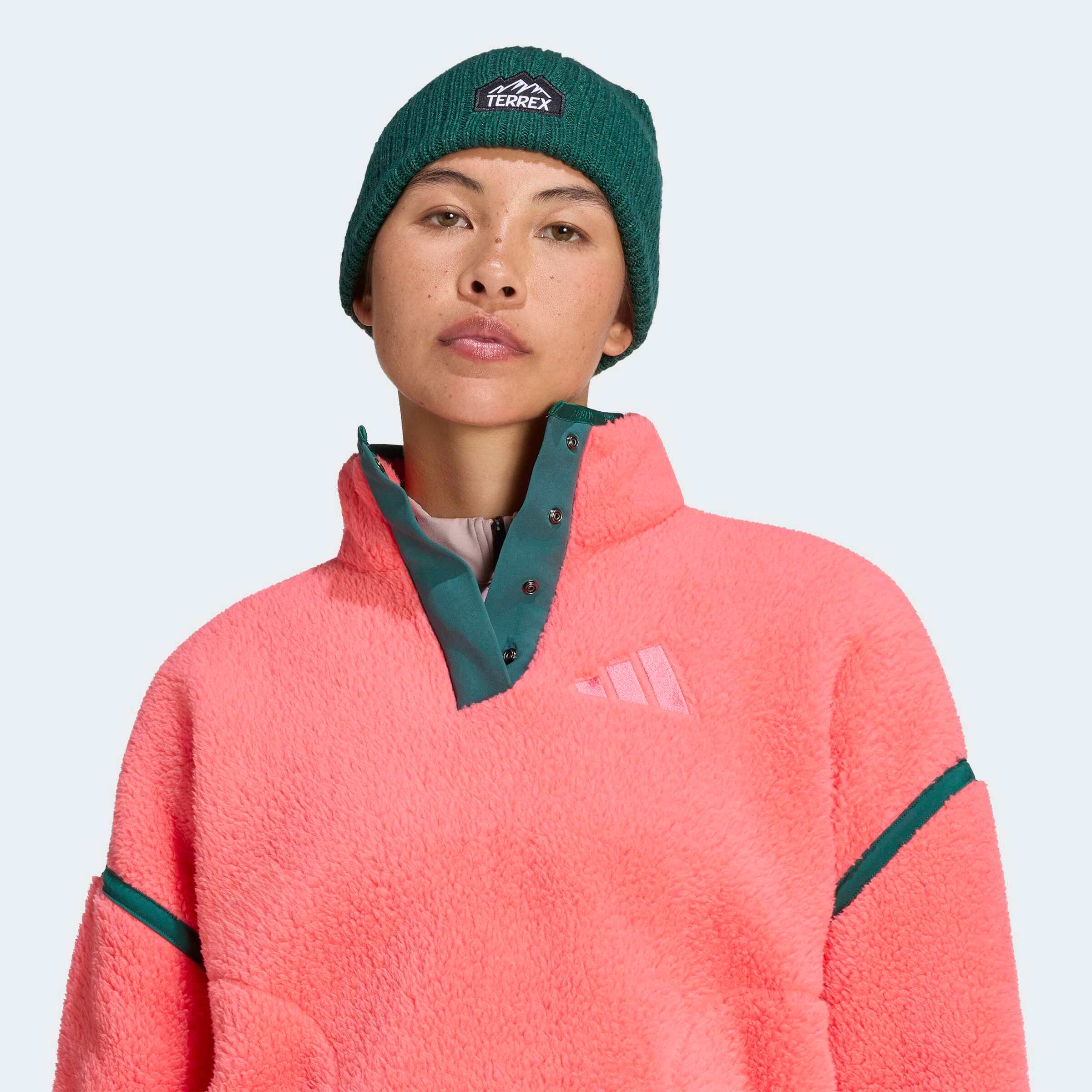 Adidas Terrex Multi High HY7930 – детайл на високата яка с тик-так копчета и контрастни зелени акценти