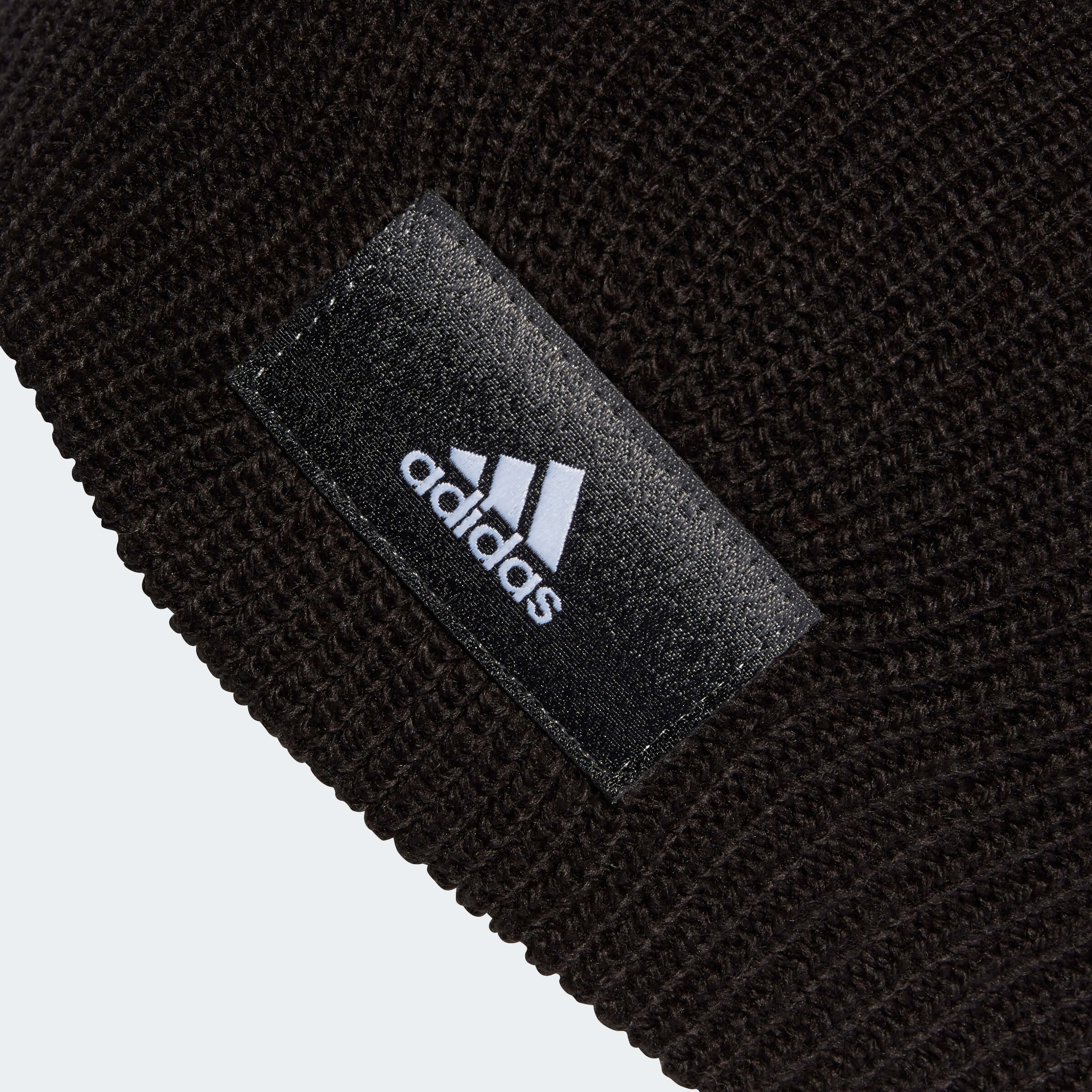 Зимна Шапка Adidas Essentials Beanie IB2655 детайл лого