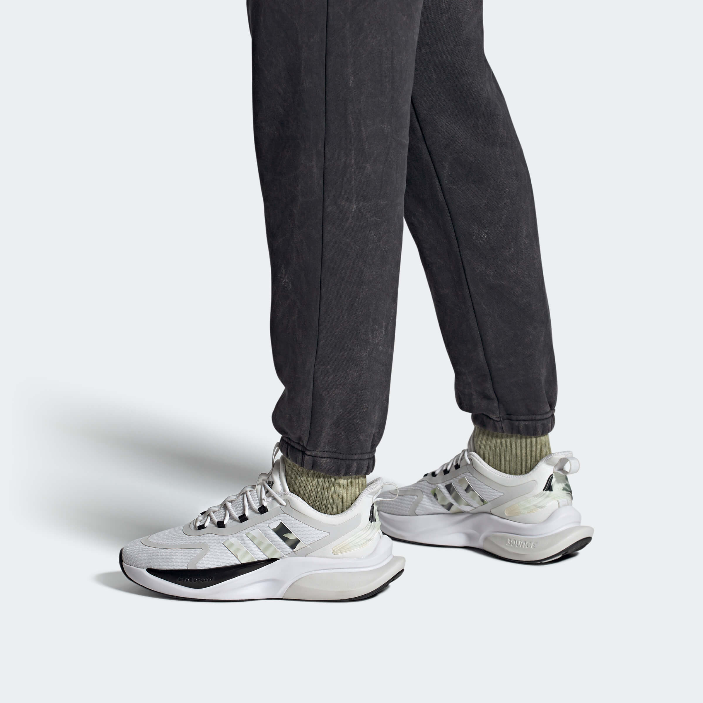 Мъжки Маратонки Adidas AlphaBounce+ върху модел