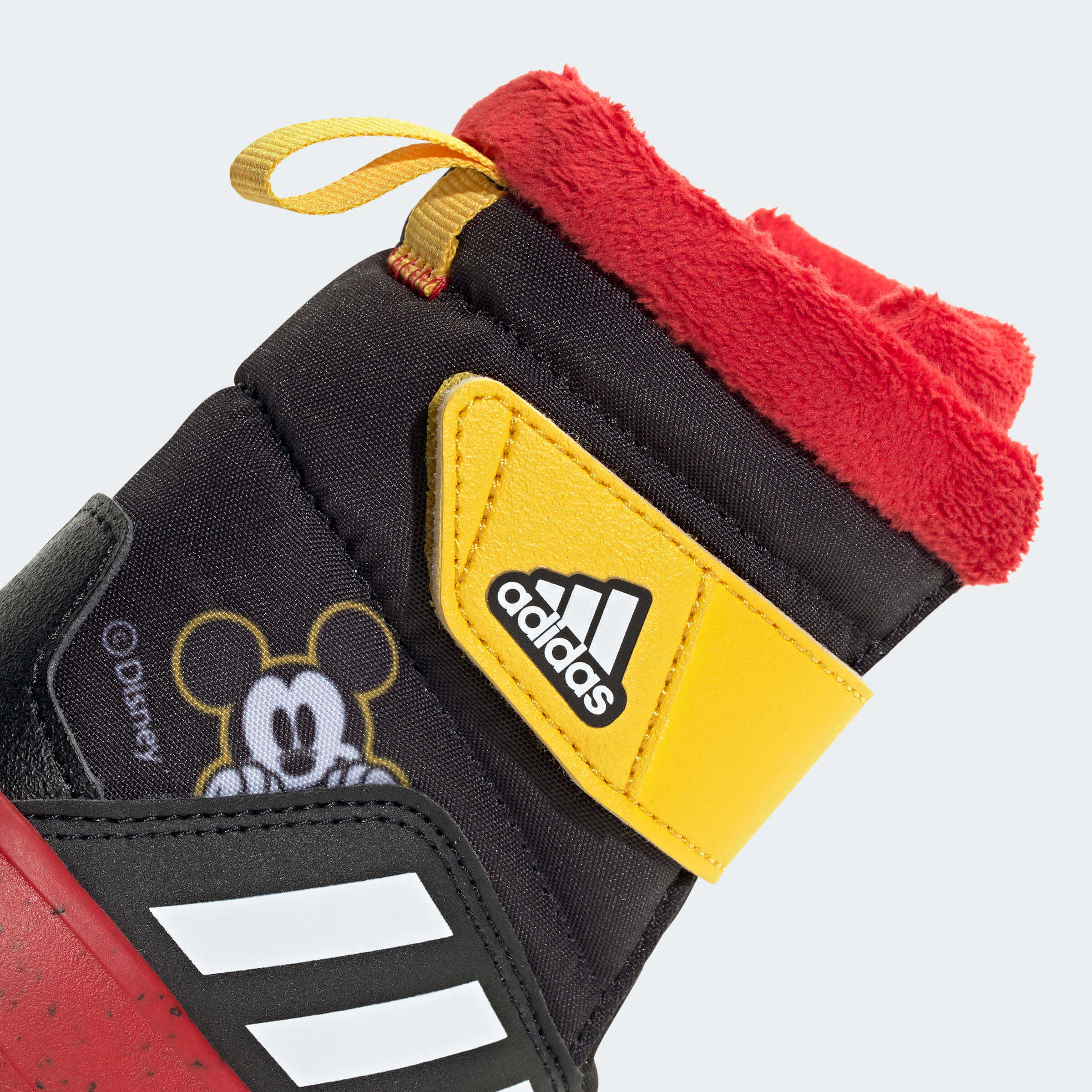 Апрески Adidas Winterplay x Disney Mickey детайл лого Adidas