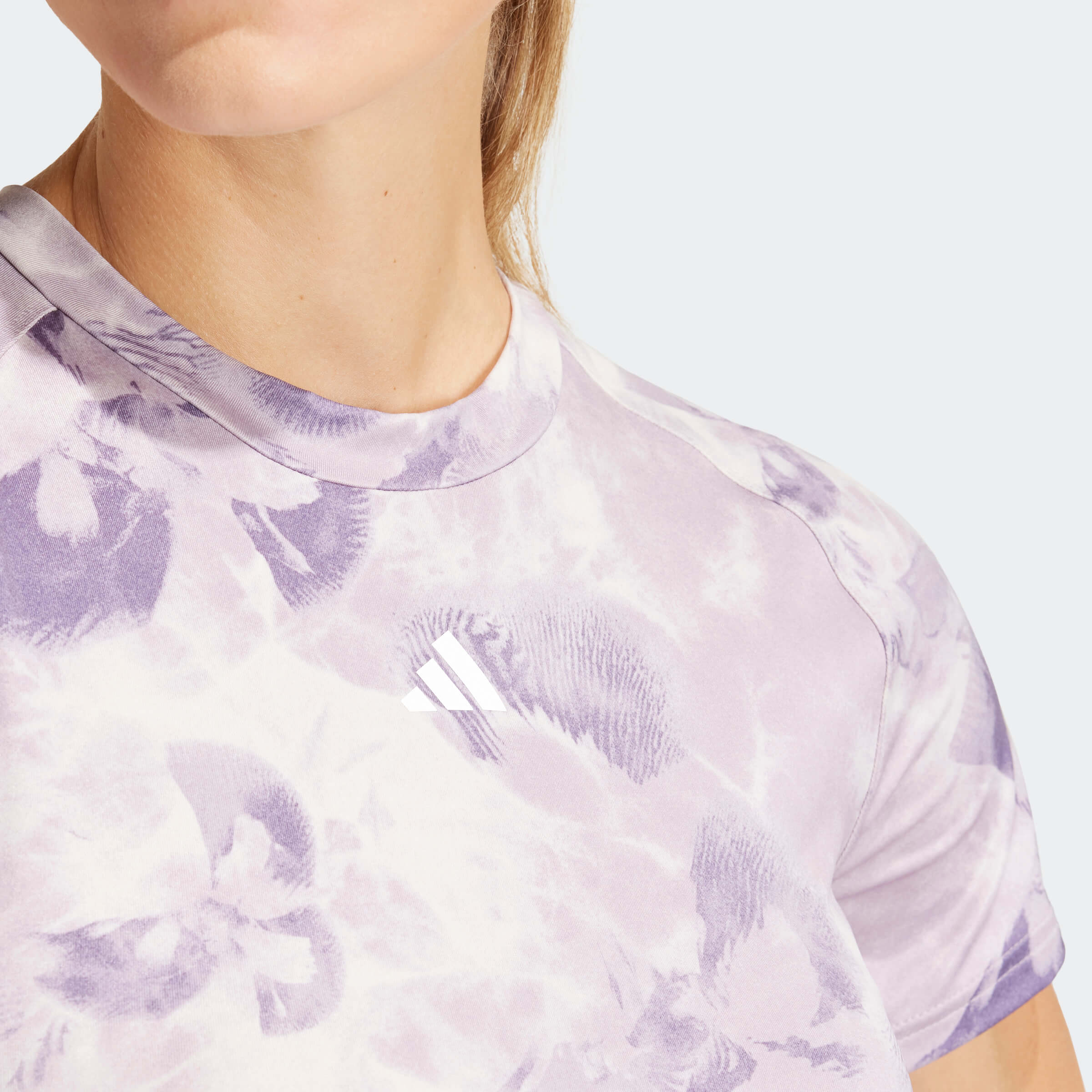 Дамска Тениска Adidas AOP FLOWER TEE детайл лого