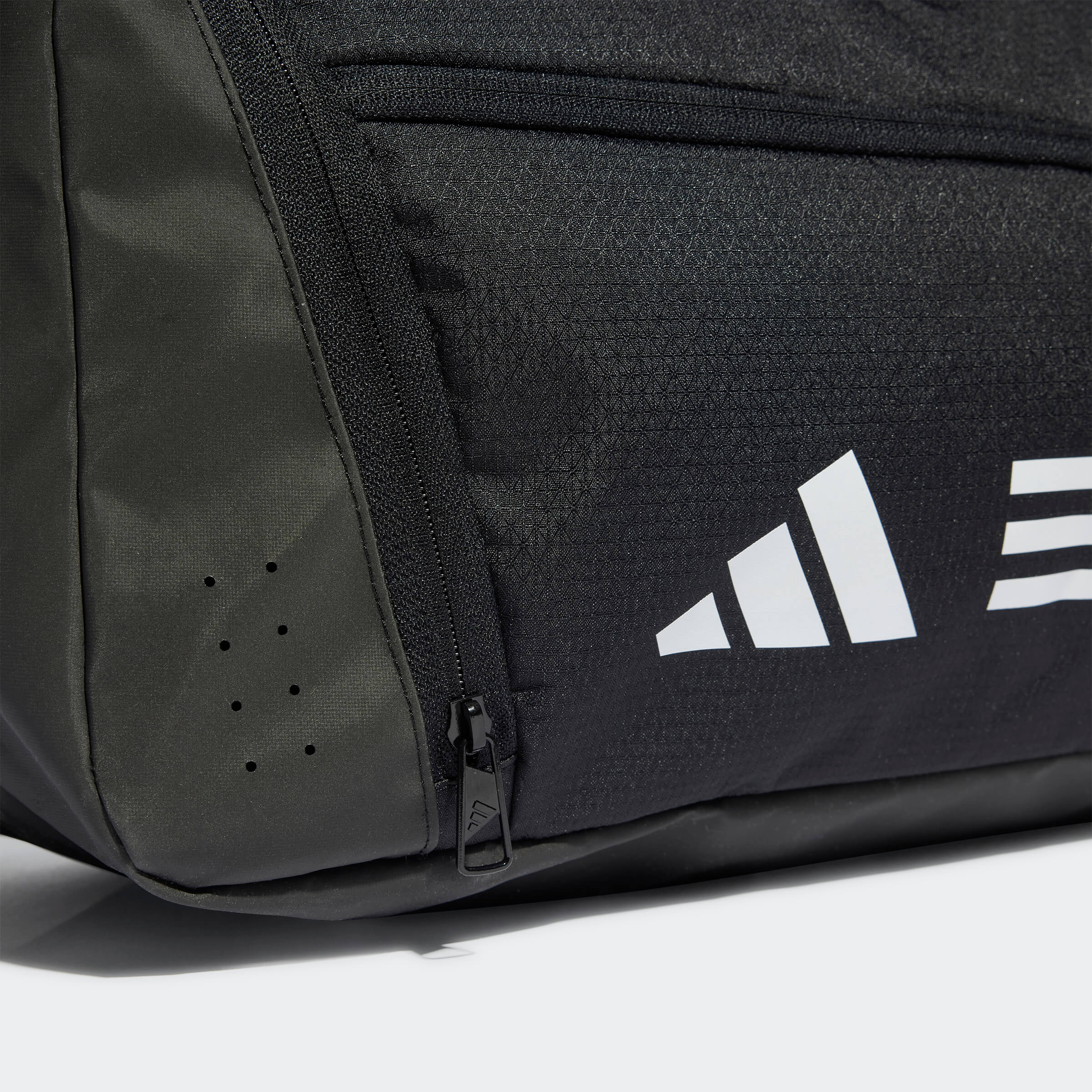 Adidas TR DUFFLE S детайлна снимка на джоба
