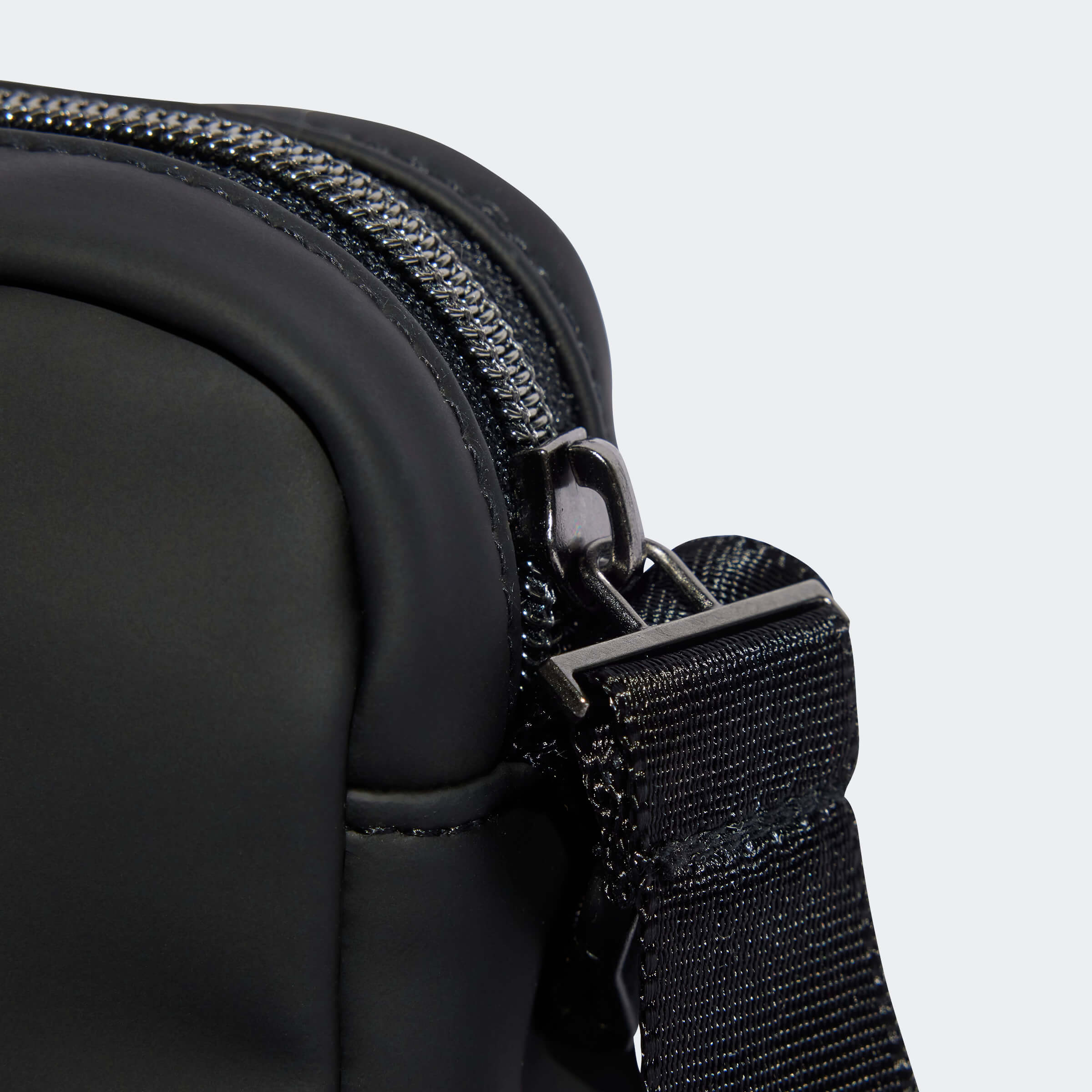 Чанта Adidas PU ESS BAG детайл джоб