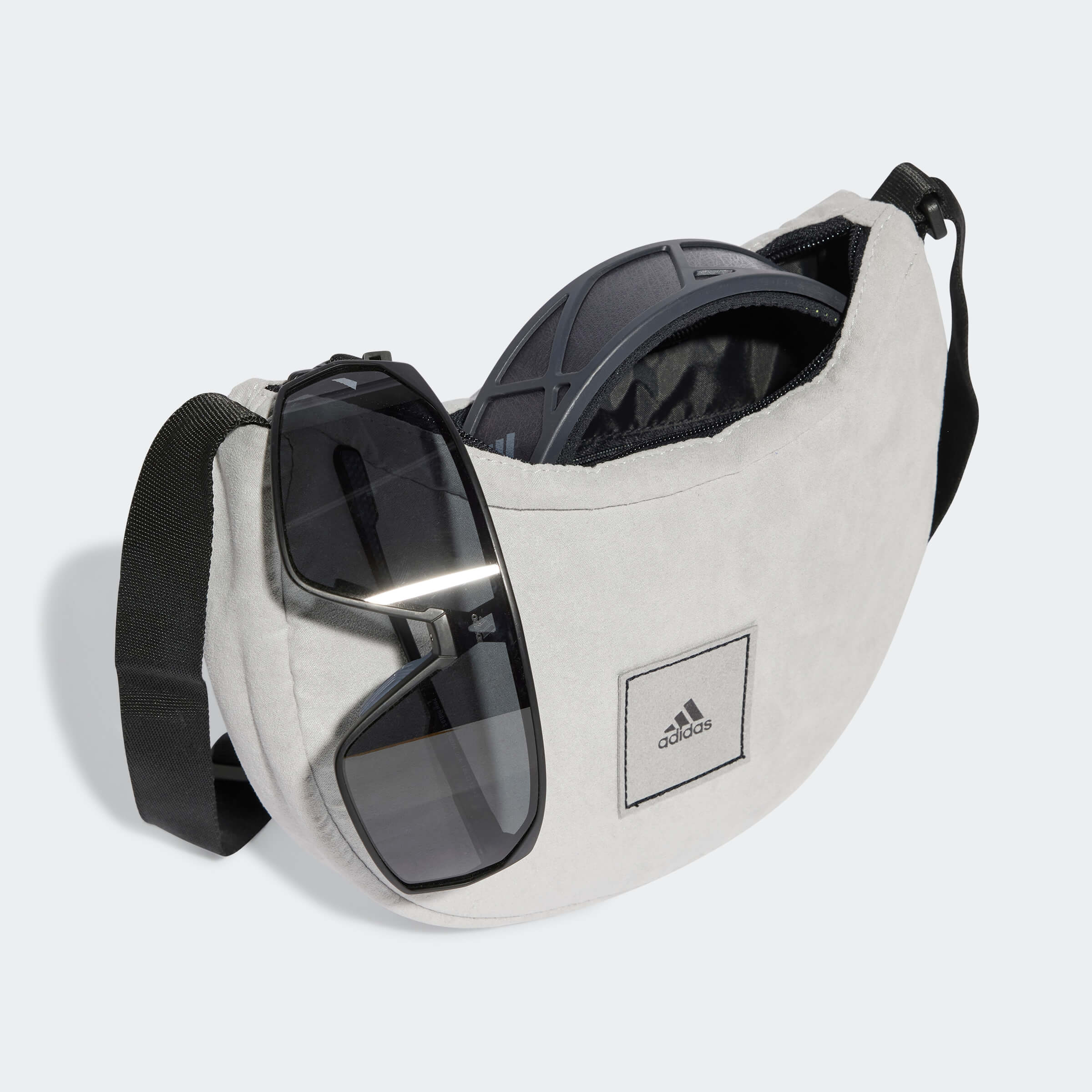 Чанта Adidas WNTR POUCH IV9830 отворена