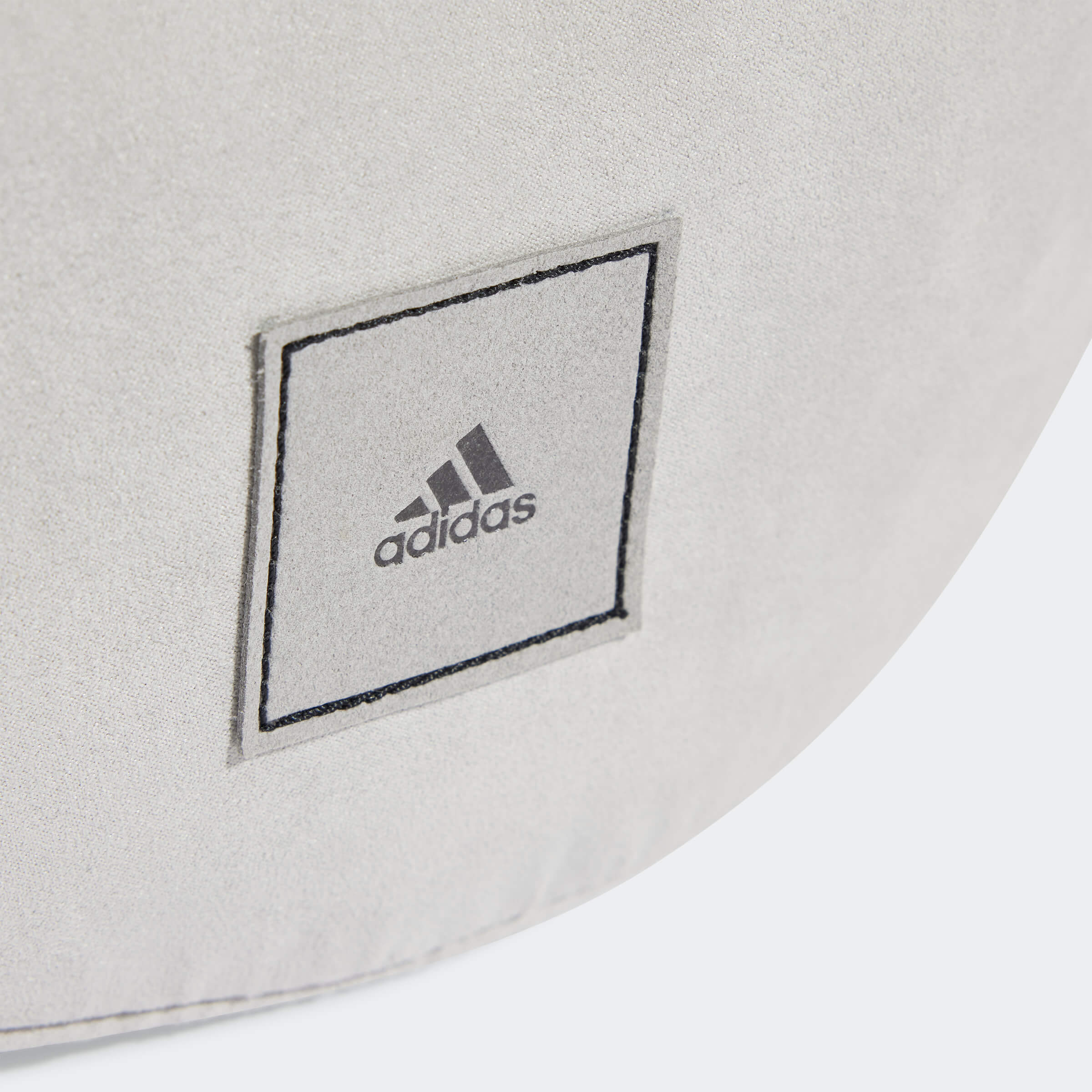 Чанта Adidas WNTR POUCH детайл лого