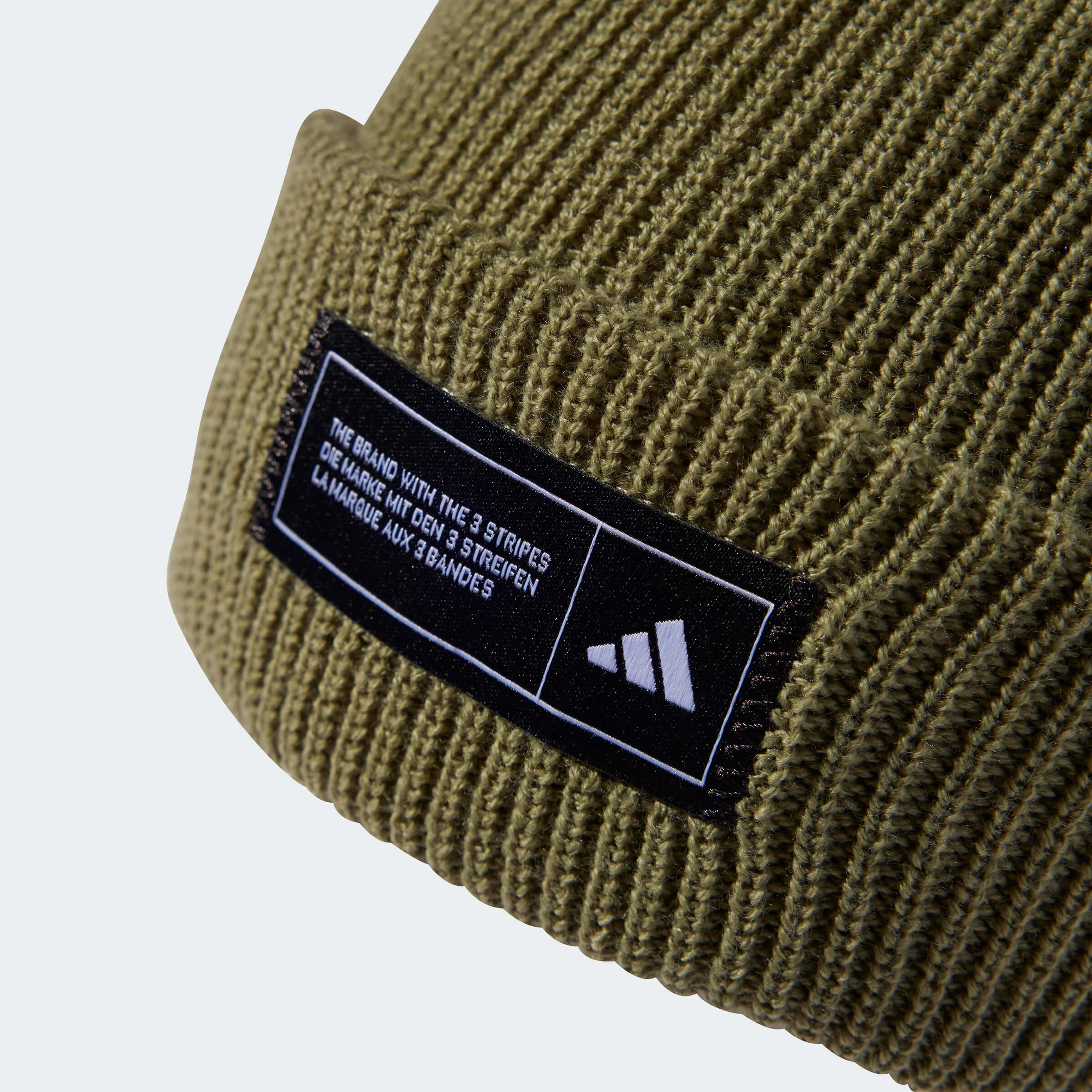 Зимна Шапка Adidas ESS BEANIE CUFF IY5257 детайл надпис