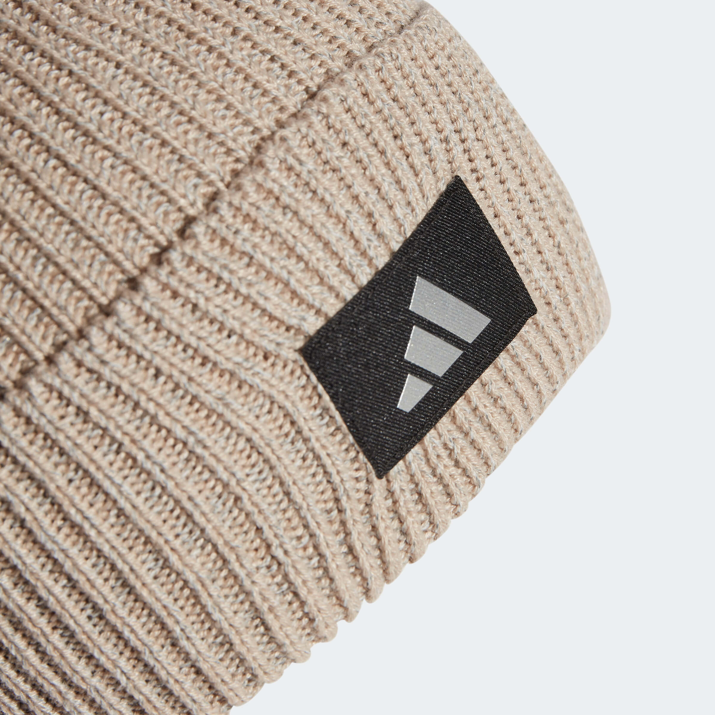 Зимна Шапка Adidas RUN BEANIE C.R IY9750 детайл лого