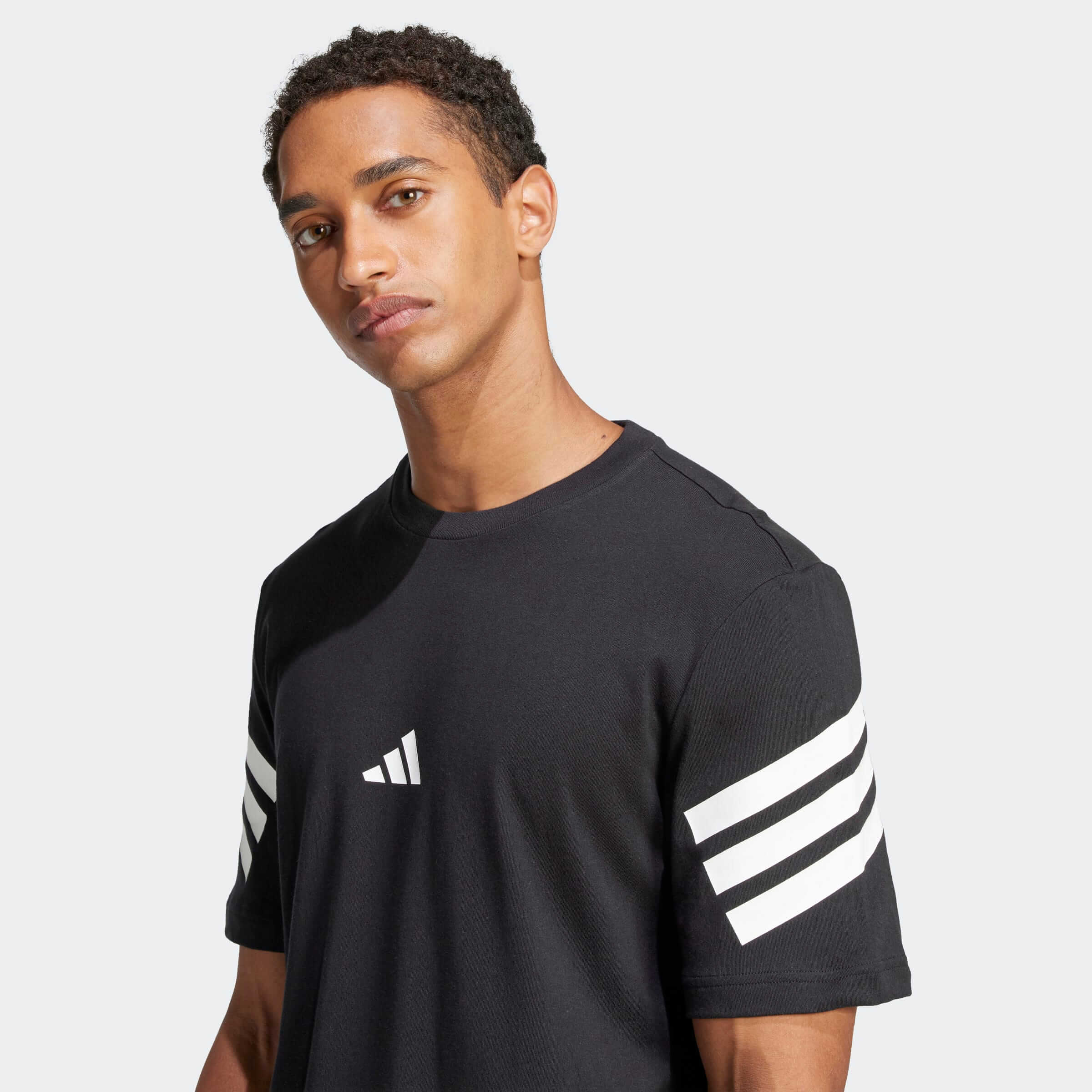 Мъжка Тениска Adidas M FI 3S REG JD4877 детайл лого