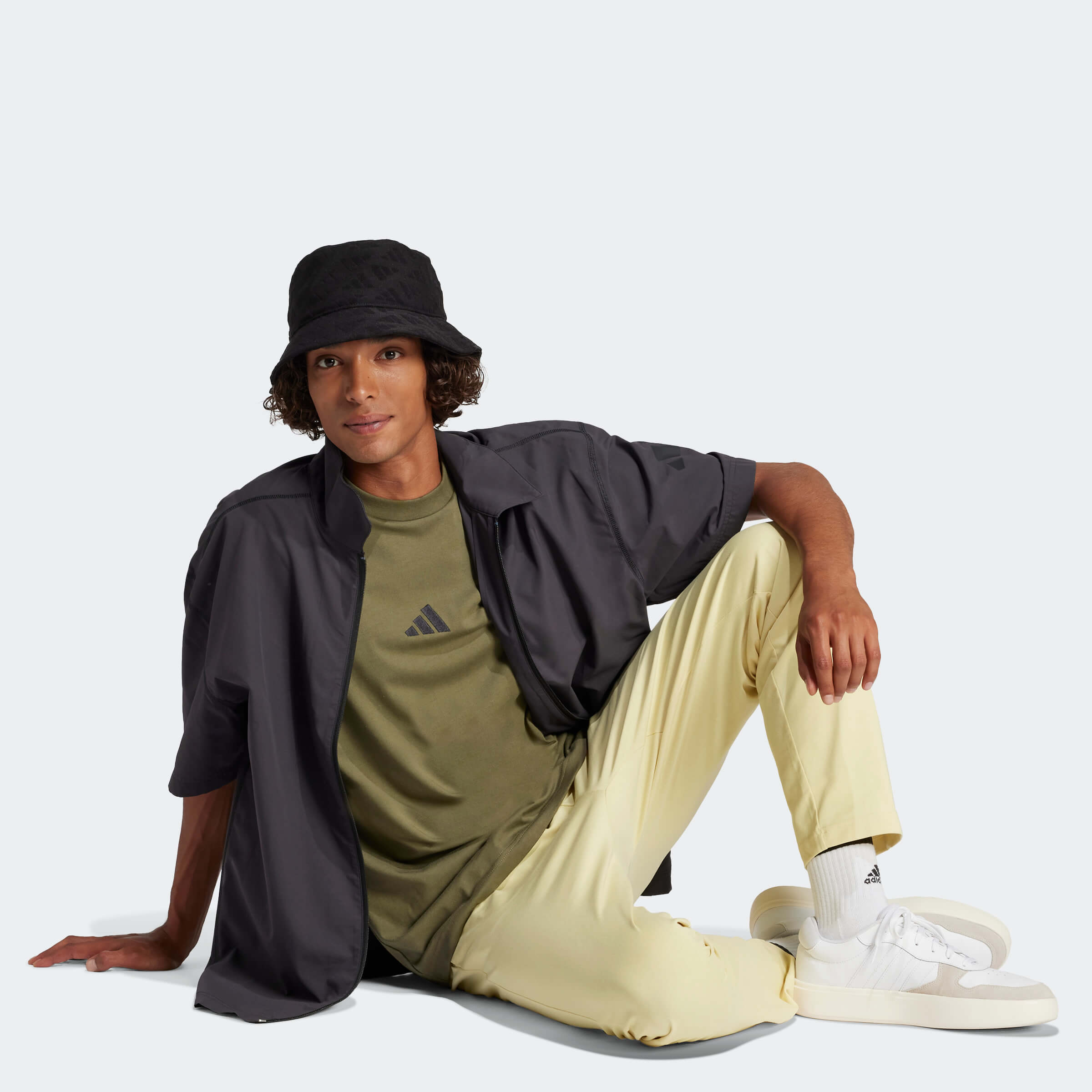 Шапка Adidas MONOGRAM BUCKET върху модел