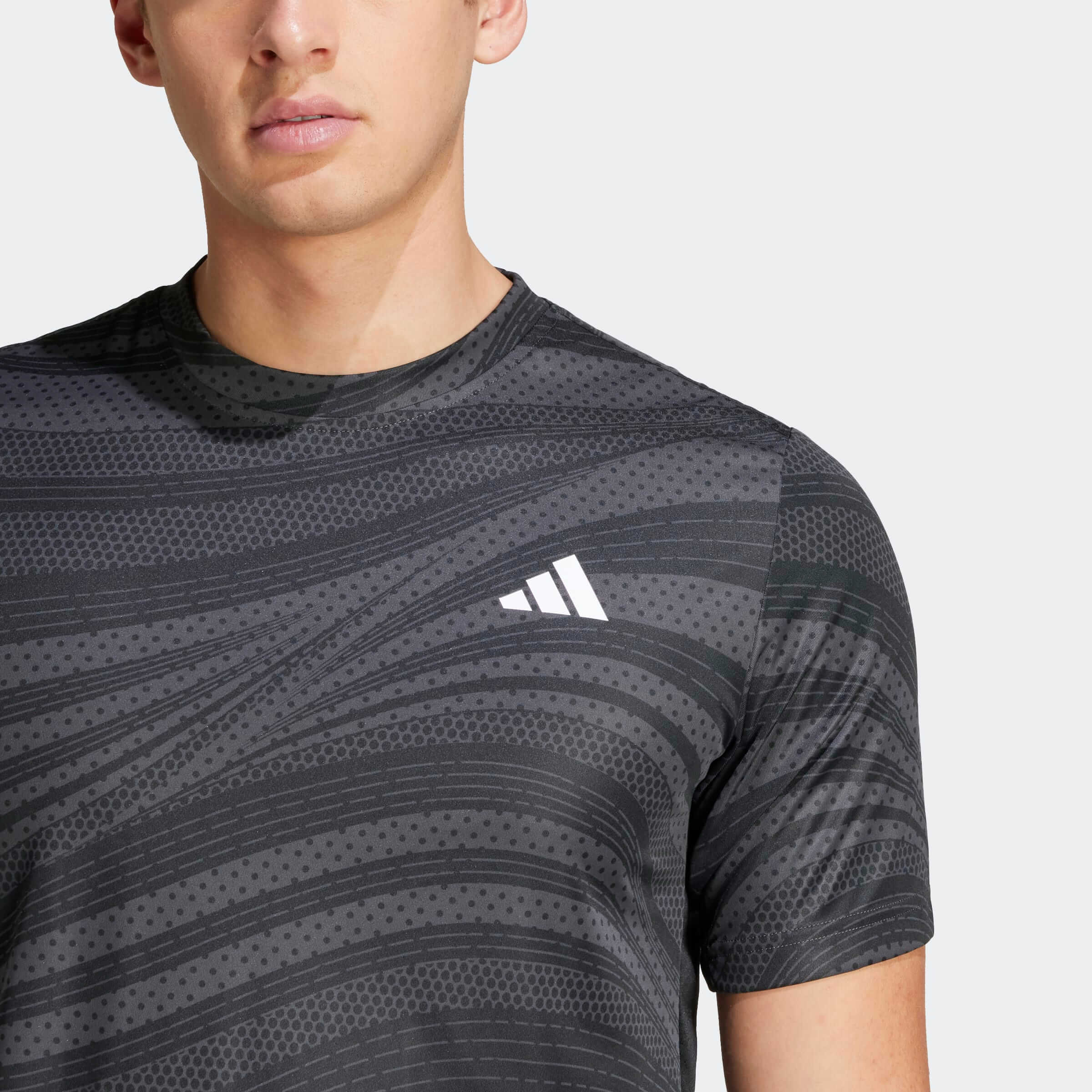 Мъжка Тениска Adidas CLUB GRAPH TEE детайл лого