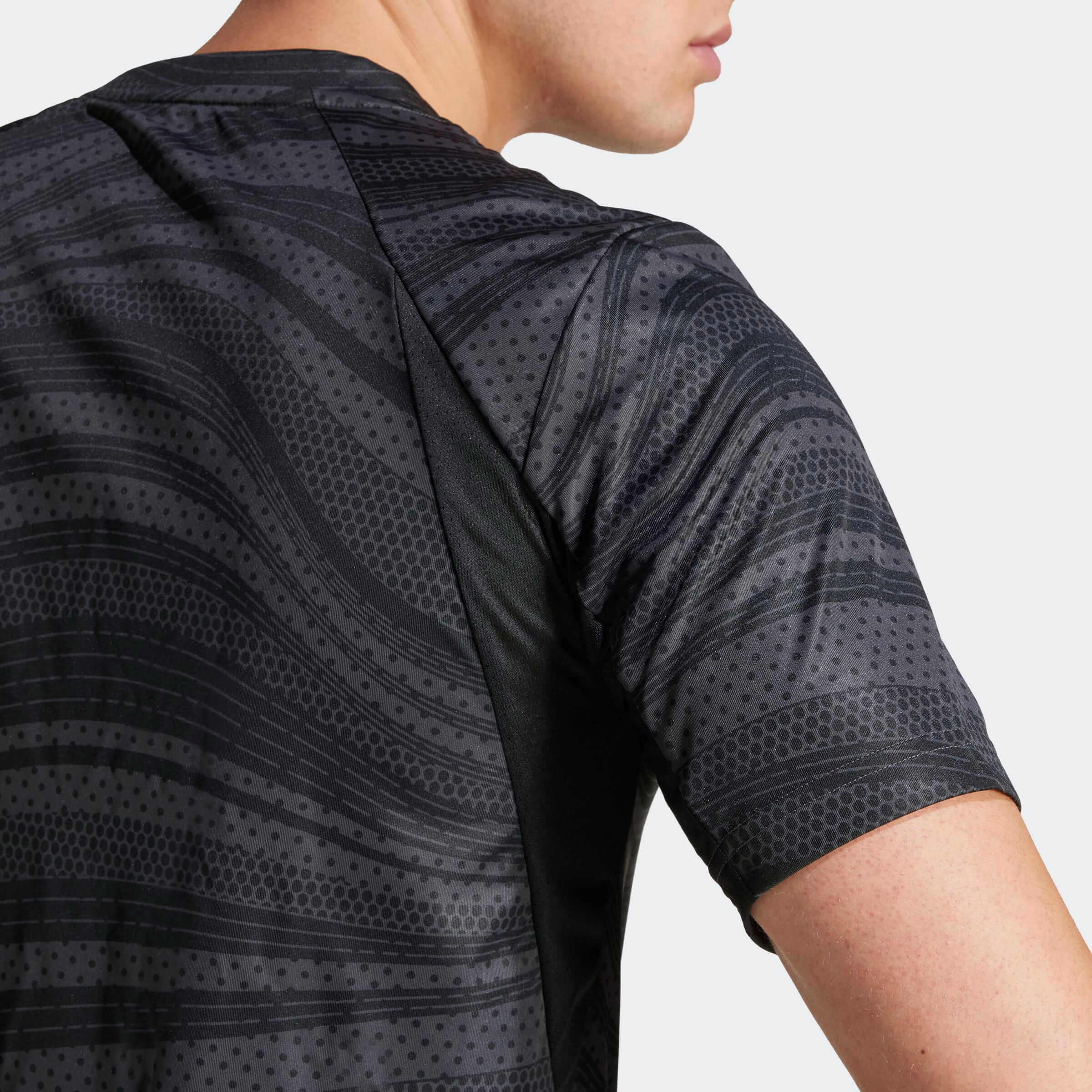Тениска Adidas CLUB GRAPH TEE детайл ръкав