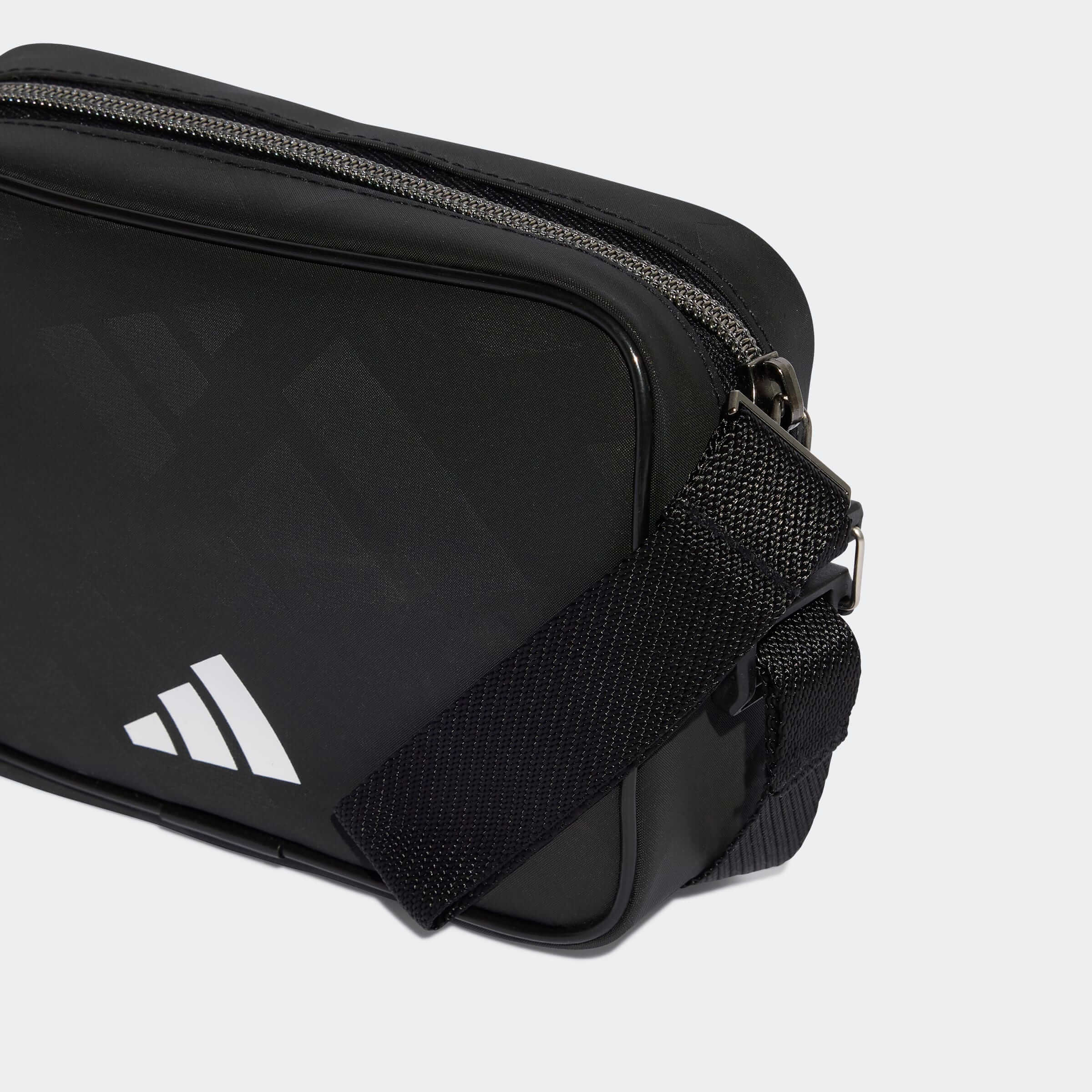 Чанта Adidas MNGRM ESS детайлна снимка на ципа