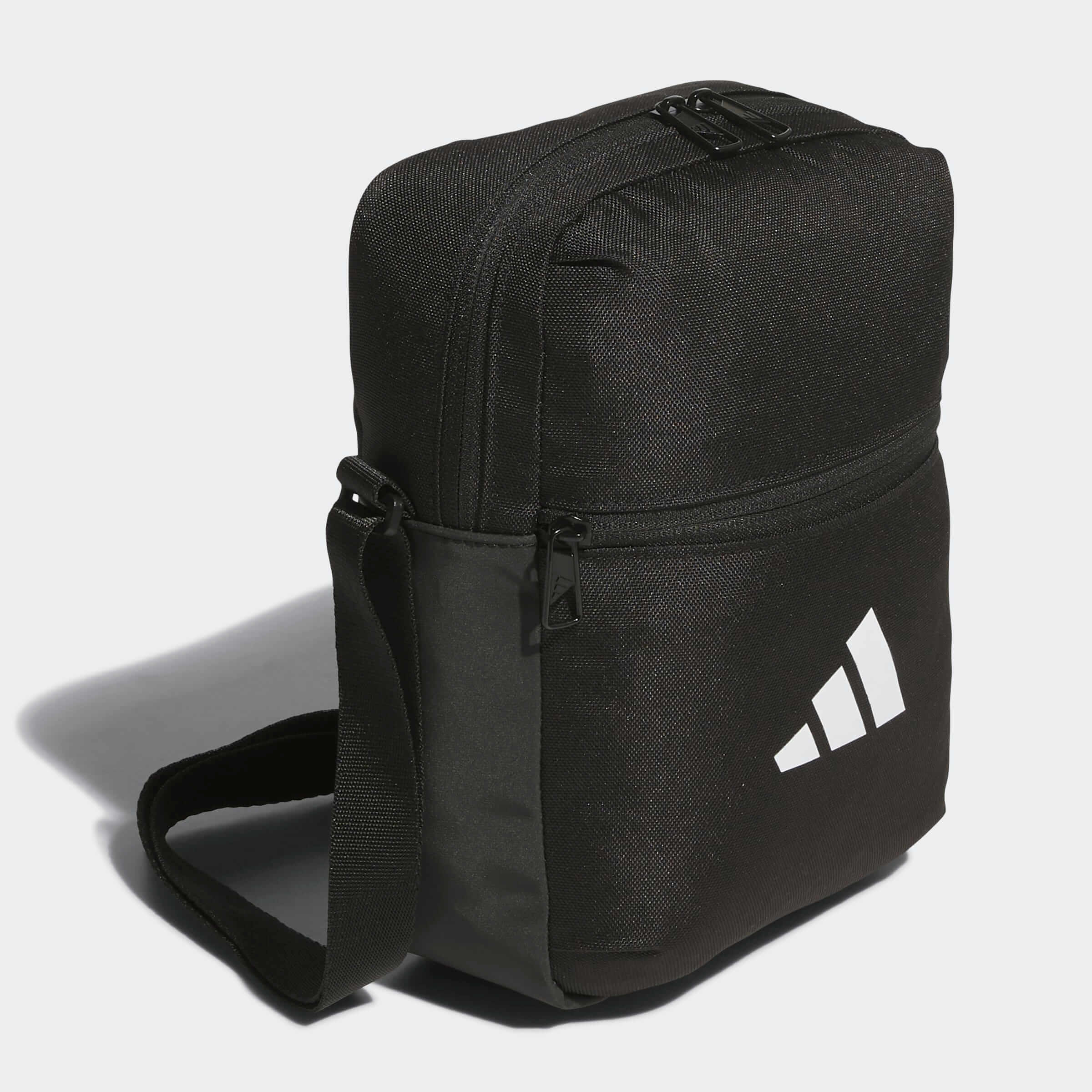 Чанта Adidas ESS ORGANIZER отстрани