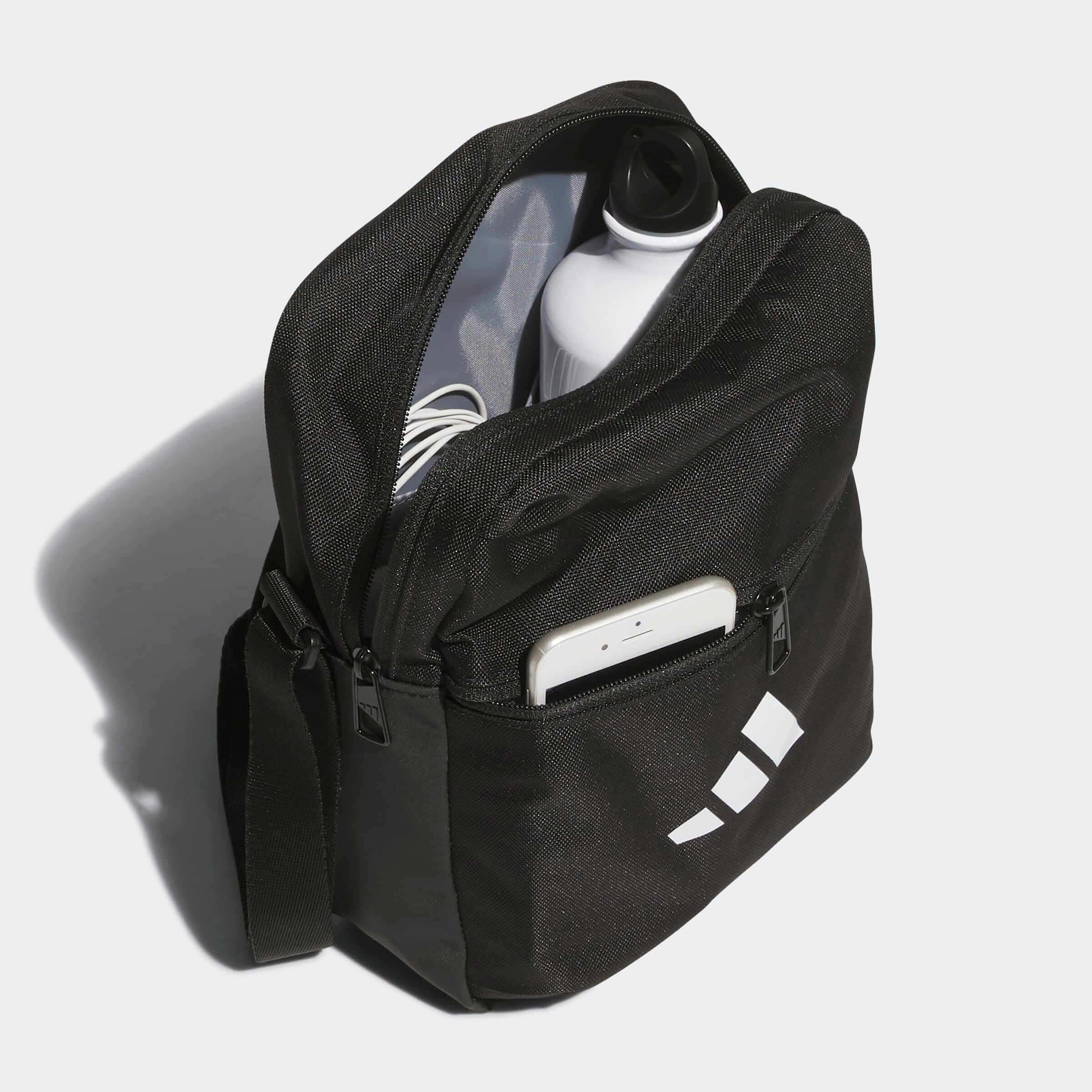 Чанта Adidas ESS ORGANIZER отворена