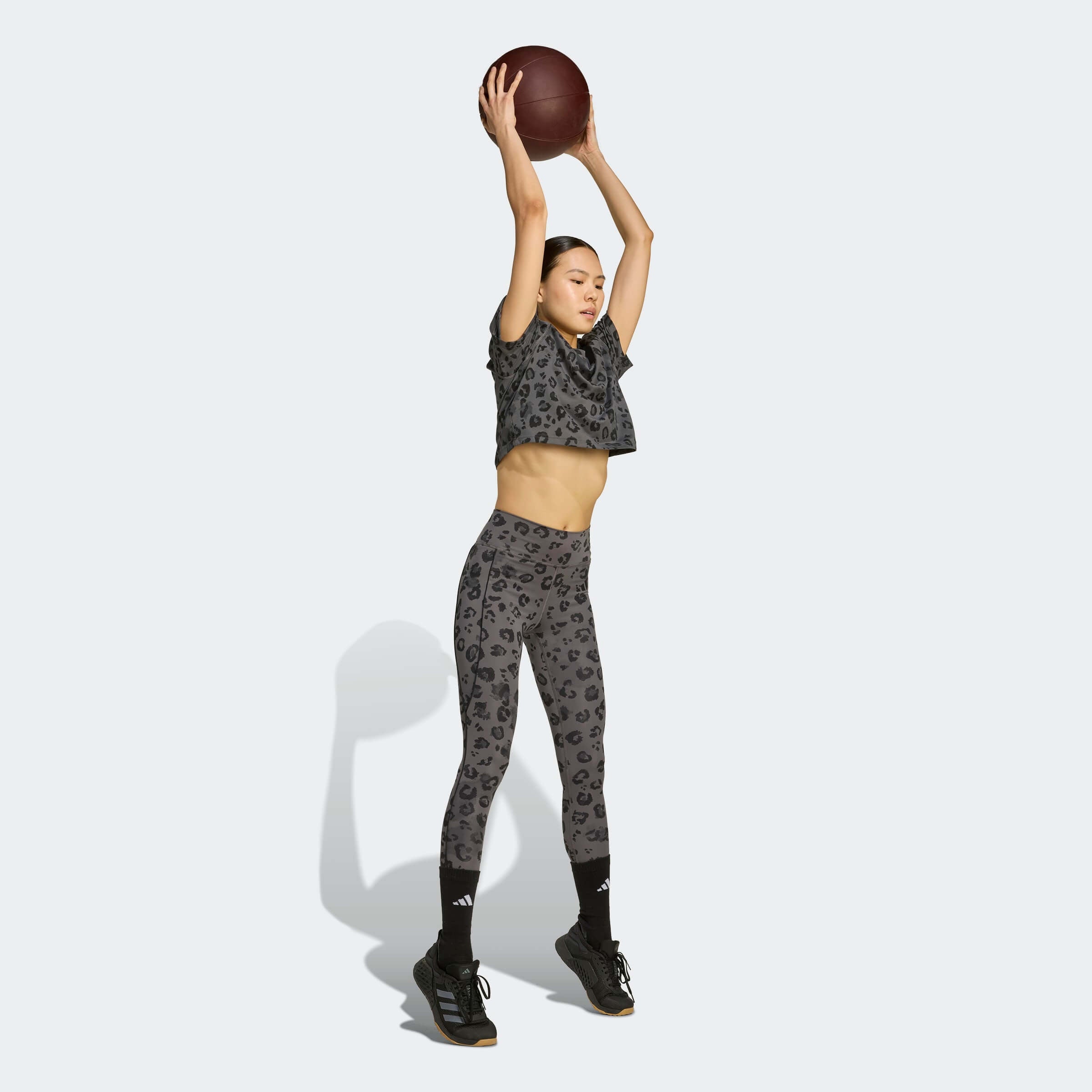  Тениска Adidas WE T-SHIRT AOP върху модел