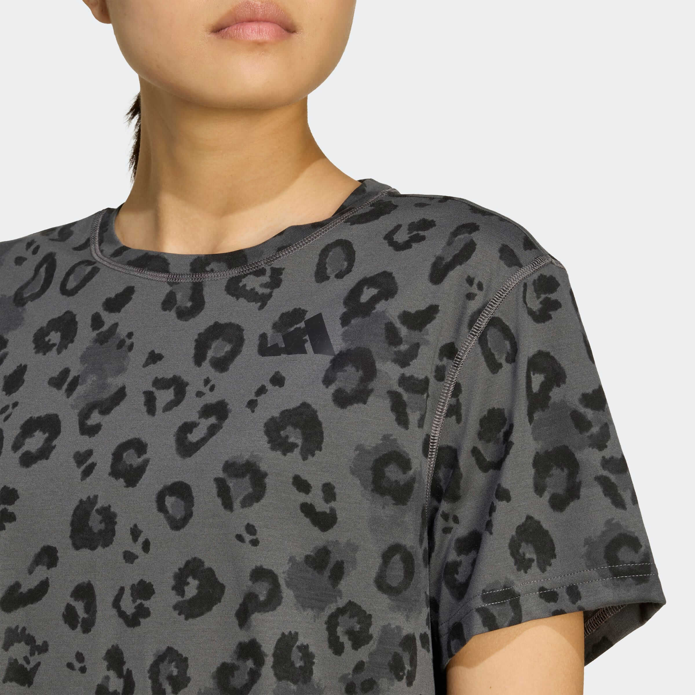 Дамска Тениска Adidas WE T-SHIRT AOP детайл принт