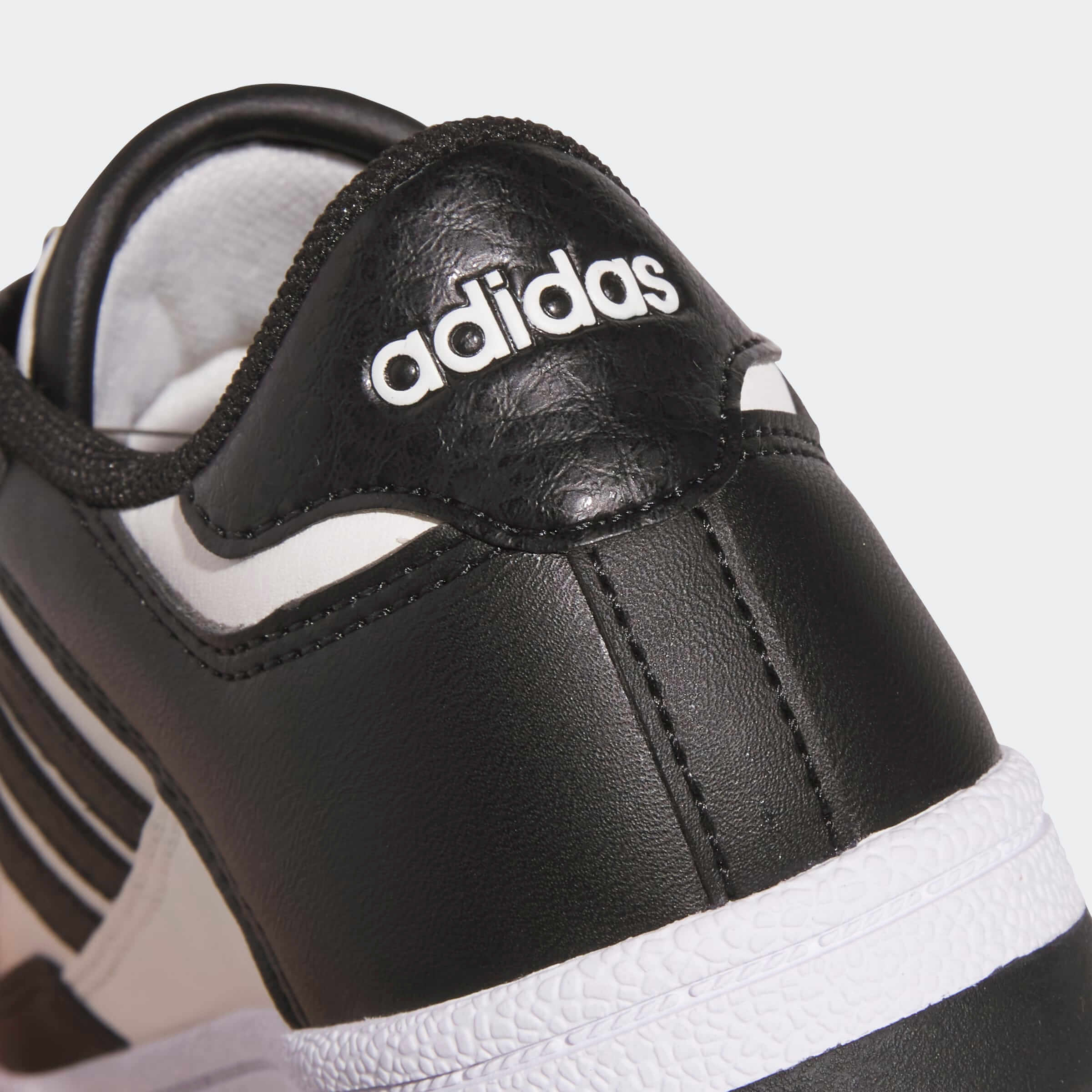 Детайл на петата с лого Adidas на детските кецове Rapid Court JP7654