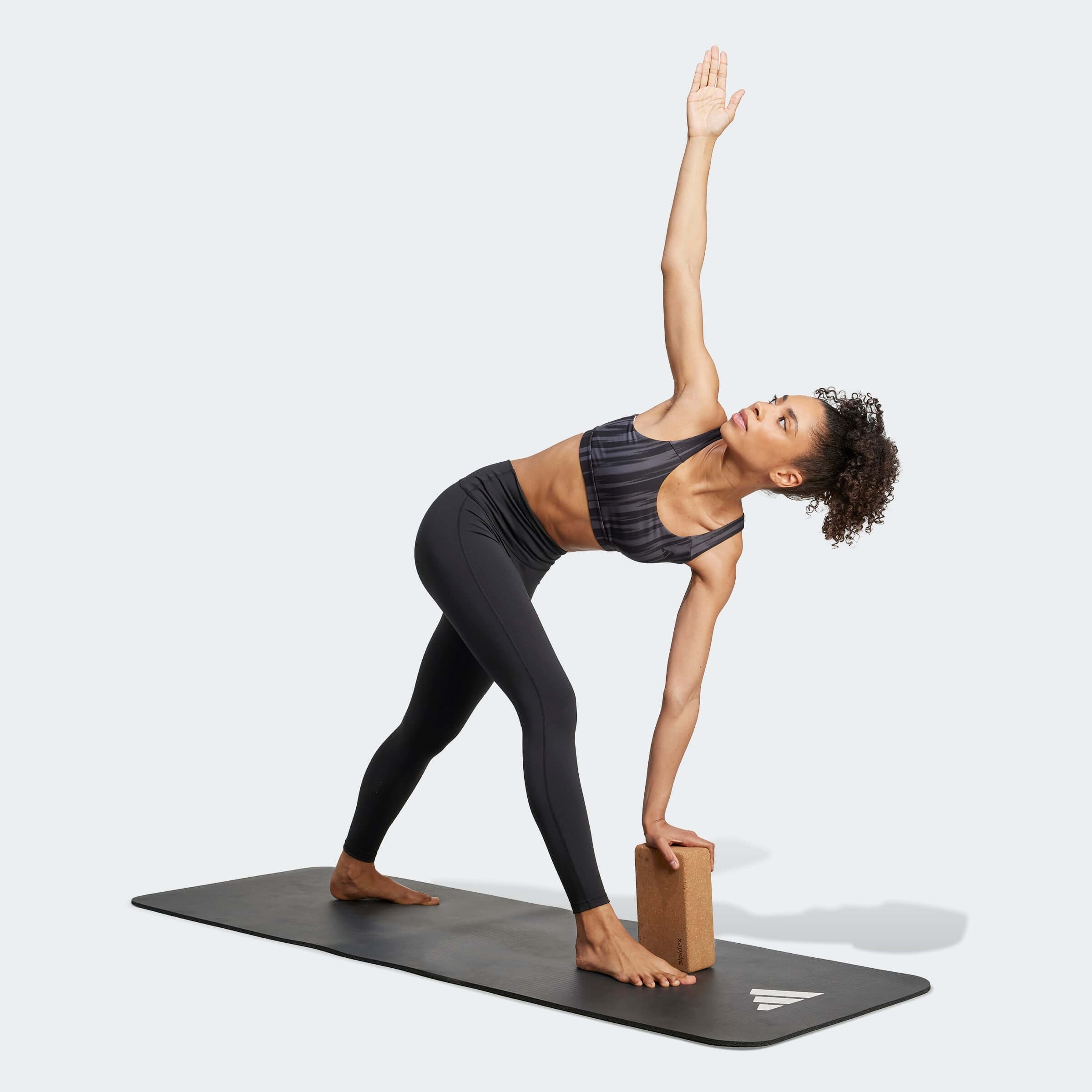 Клин Adidas All Me Sculpt JW0489 по време на йога