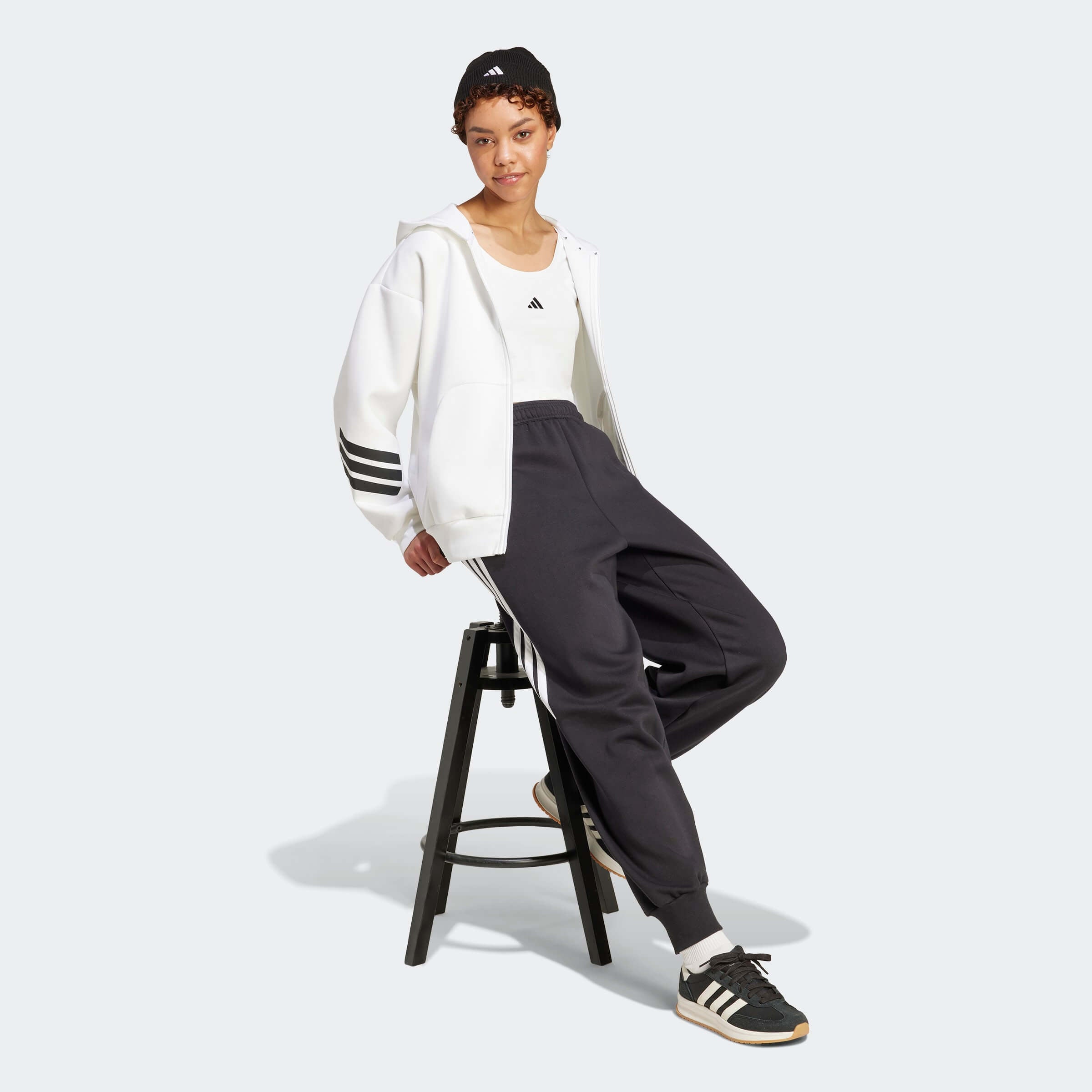 Дамско Горнище Adidas W FI 3S върху модел