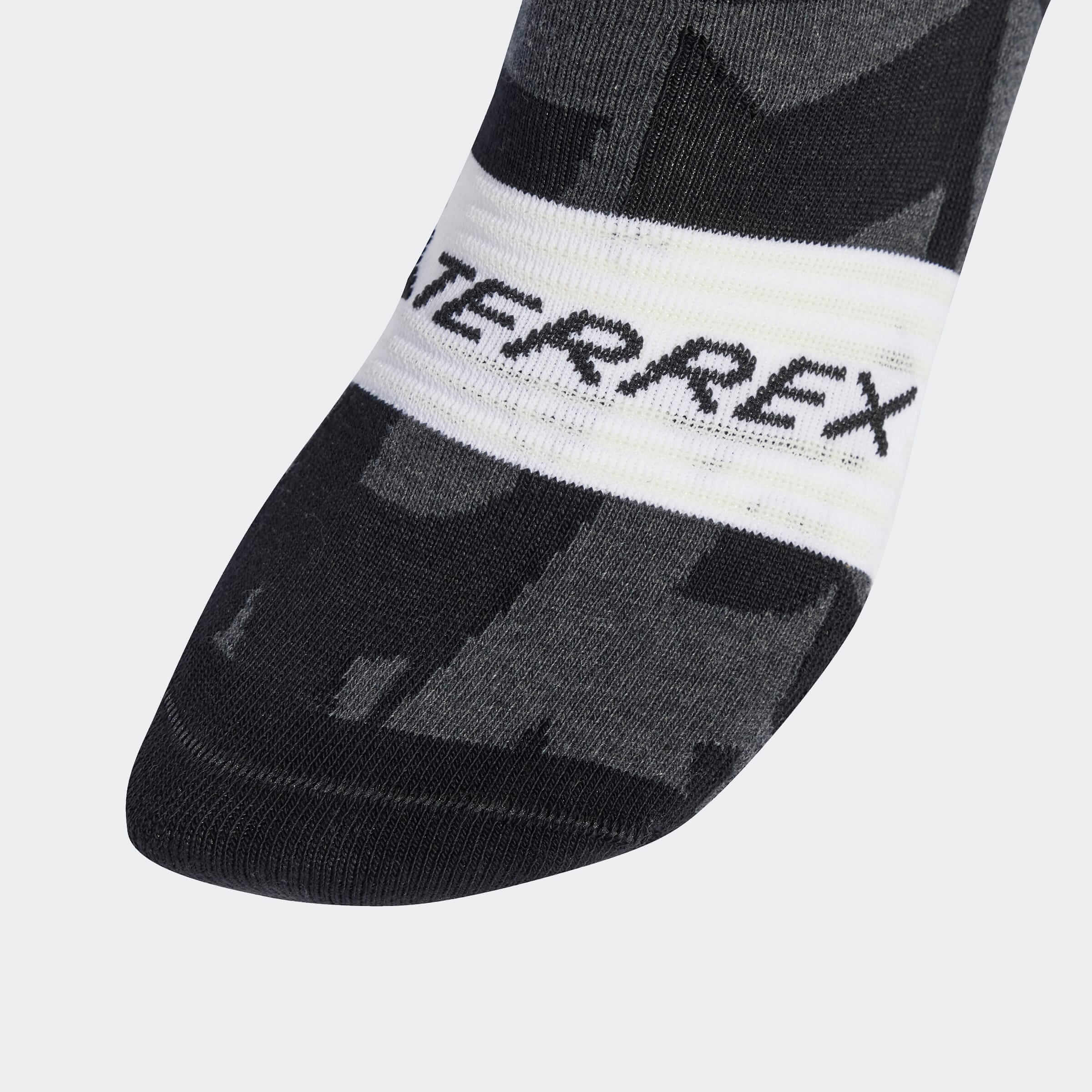 Черен чорап adidas TERREX Multi с камуфлажен десен и бяла лента с надпис TERREX върху ходилото