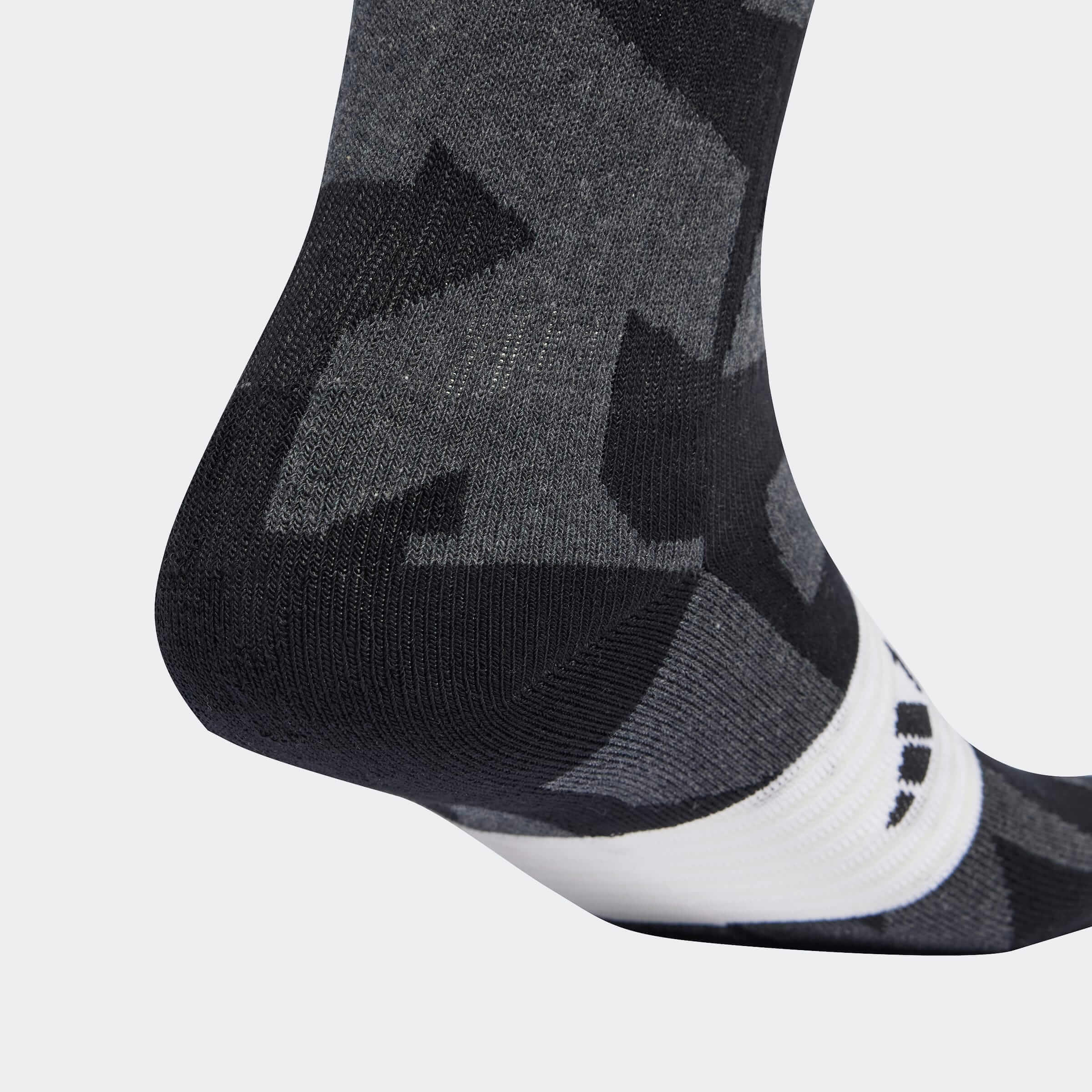 Близък план на петата и плетката на черен чорап adidas TERREX Multi JX1094 с камуфлажен десен