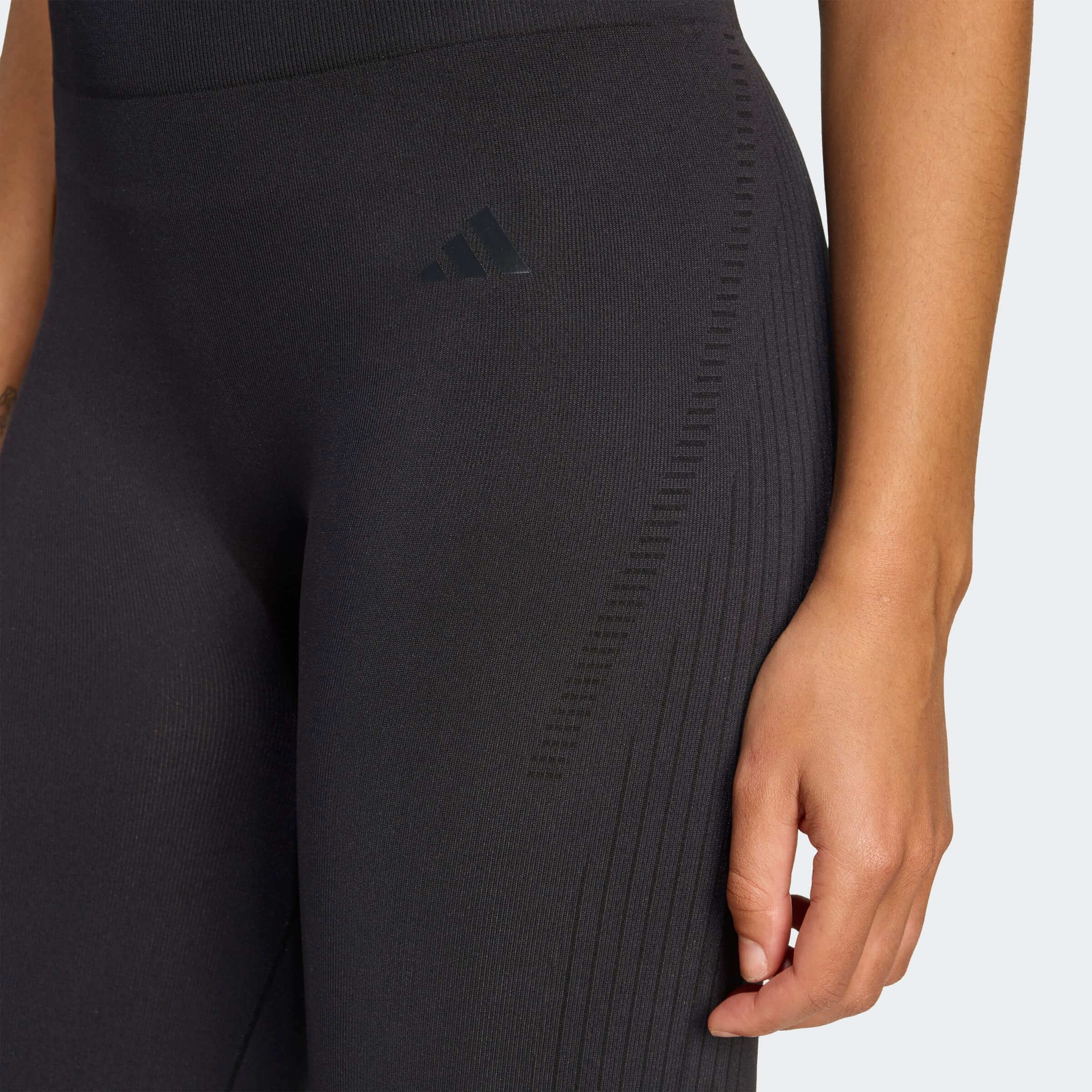 Дамски Клин Adidas WE KNIT 1/1 JX3901 детайл лого