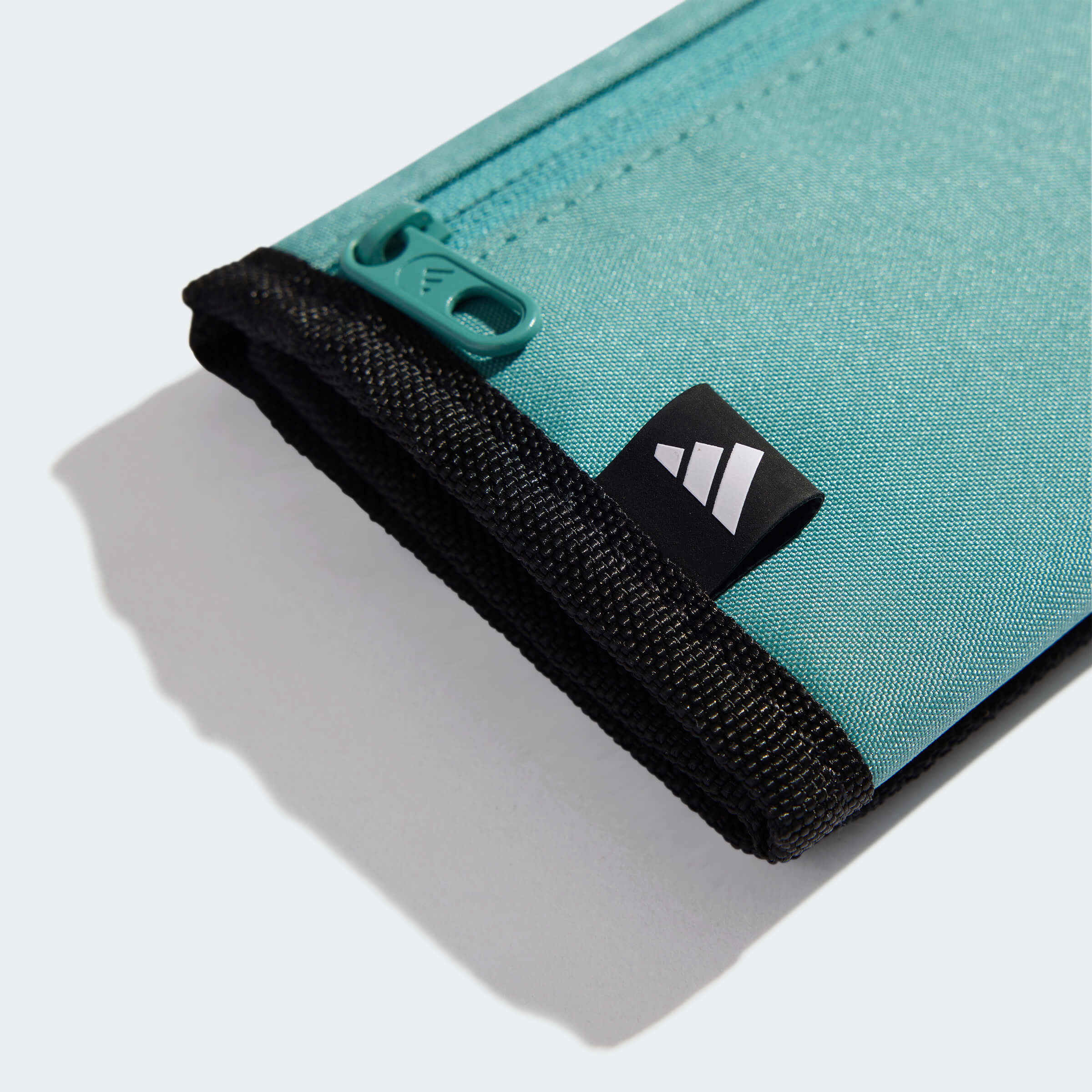 Портмоне Adidas LINEAR WALLET детайлен изглед отзад