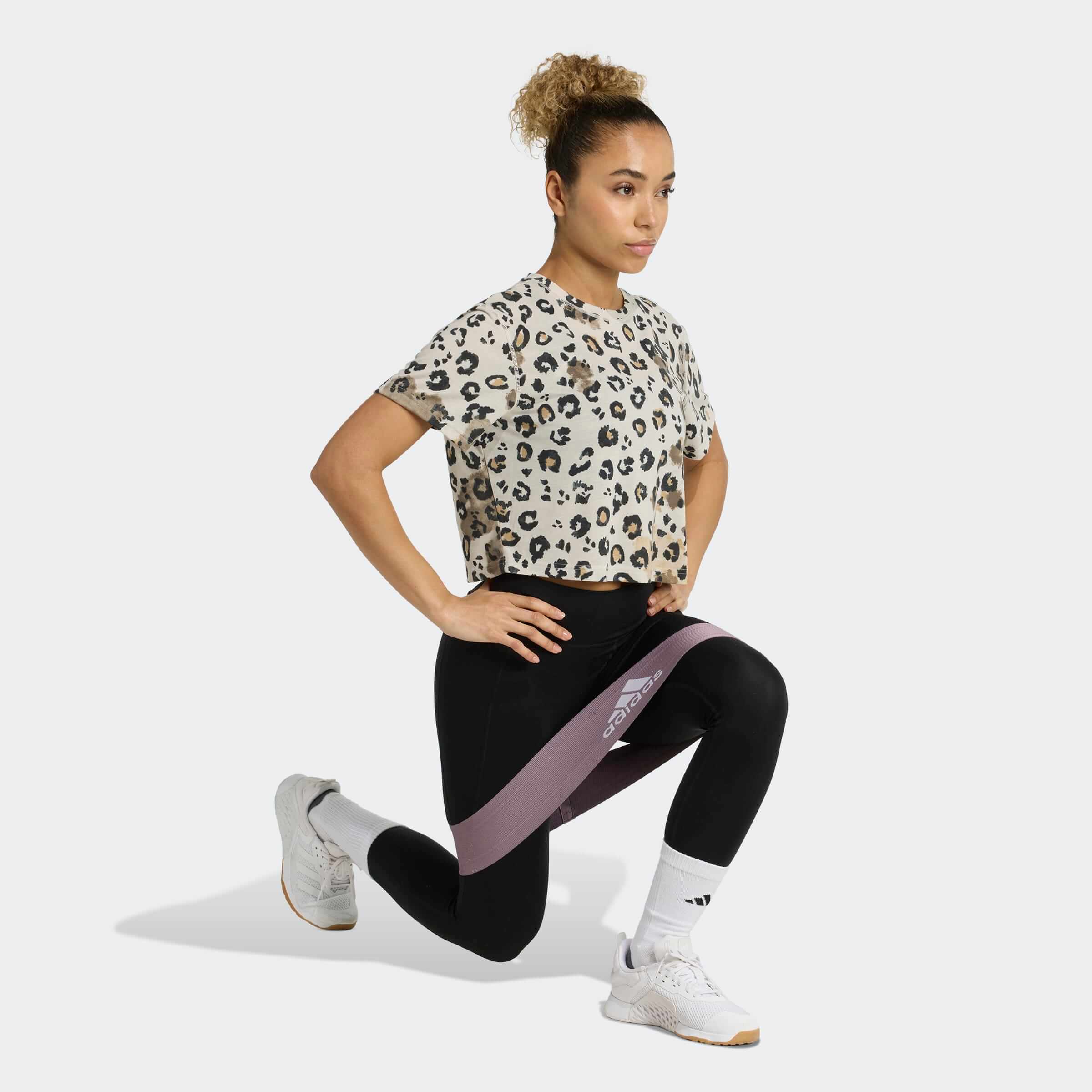 Дамска Тениска Adidas WE T-SHIRT AOP по време на тренировка