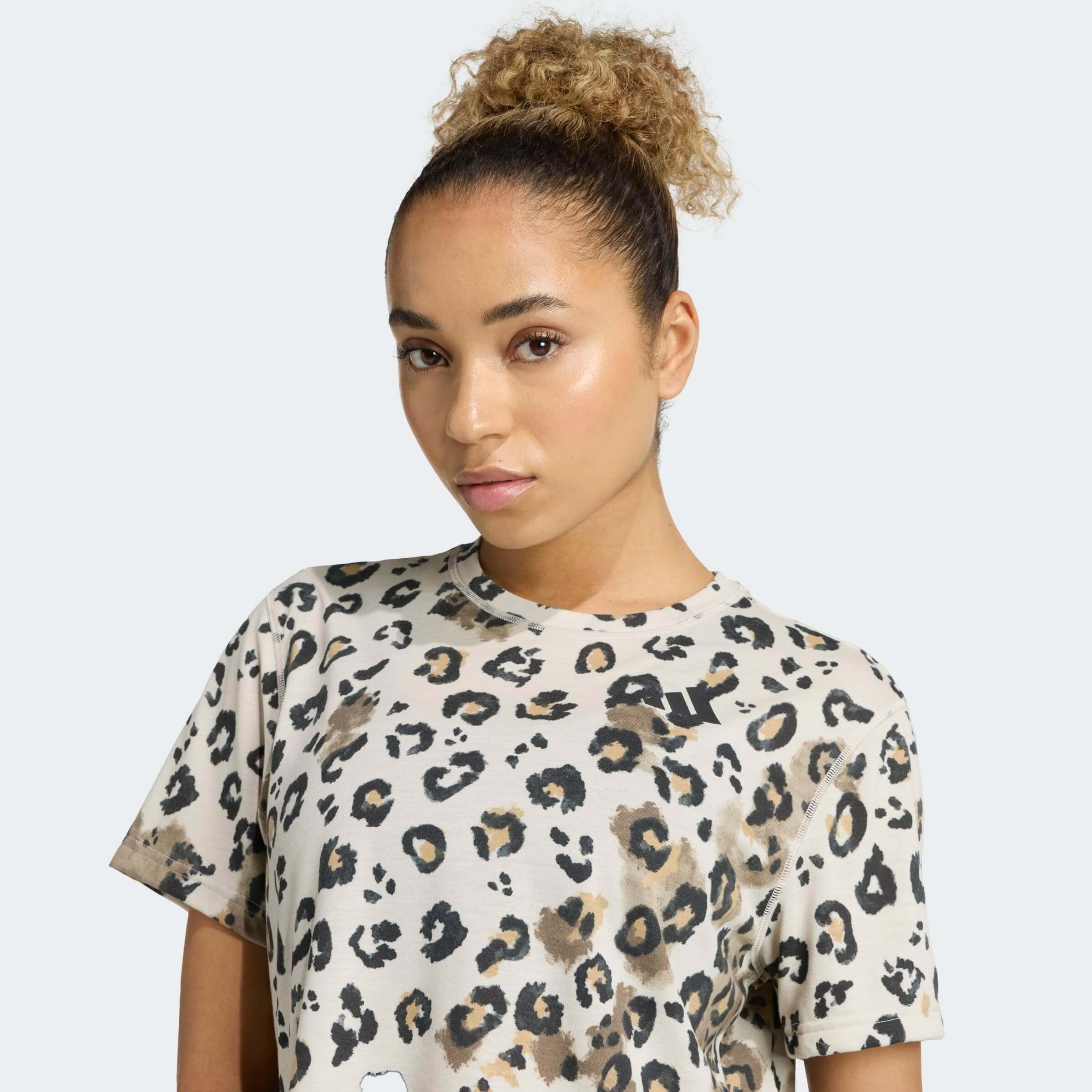 Дамска Тениска Adidas WE T-SHIRT AOP детайл гърди