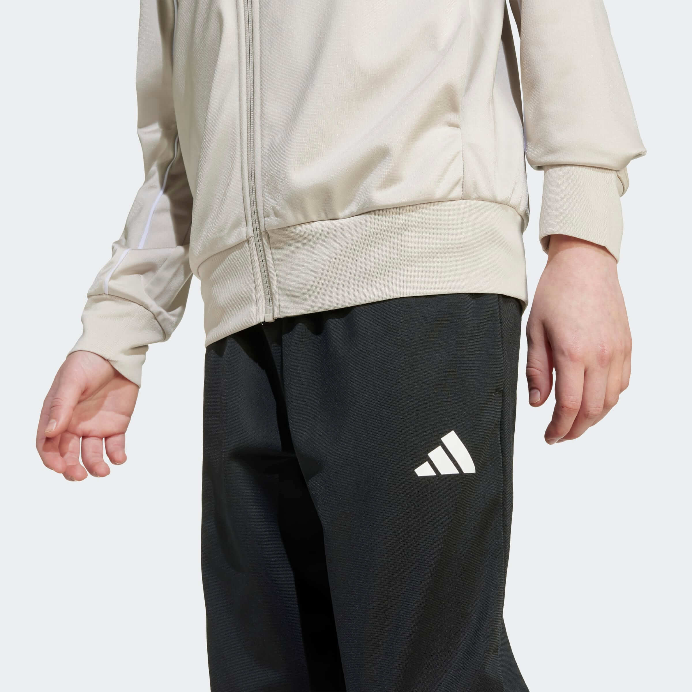 Юношески Екип Adidas J CP TR TS долнище близък план