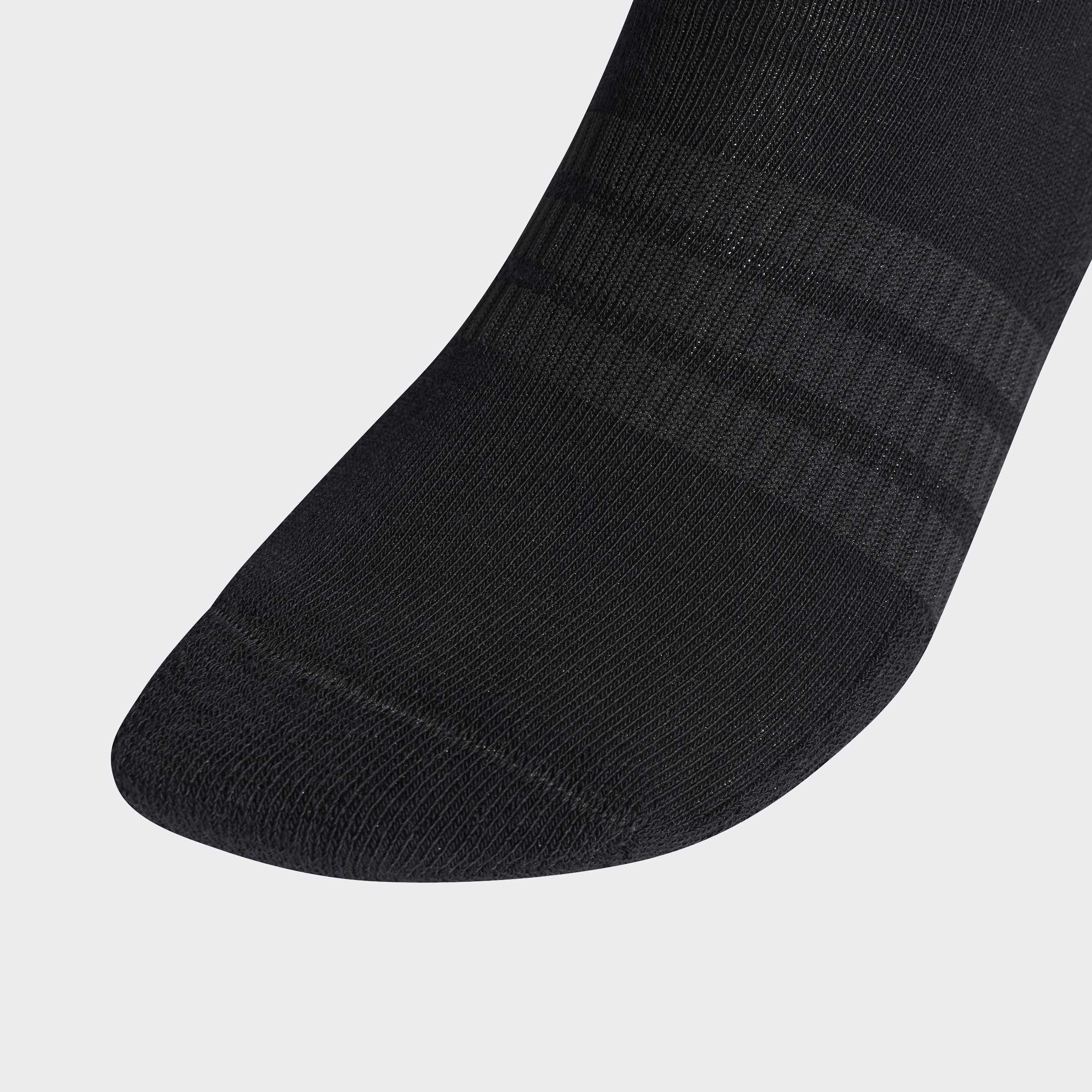 Къси спортни чорапи adidas Cushioned Essentials – детайл на плетката около пръстите и горната част на стъпалото