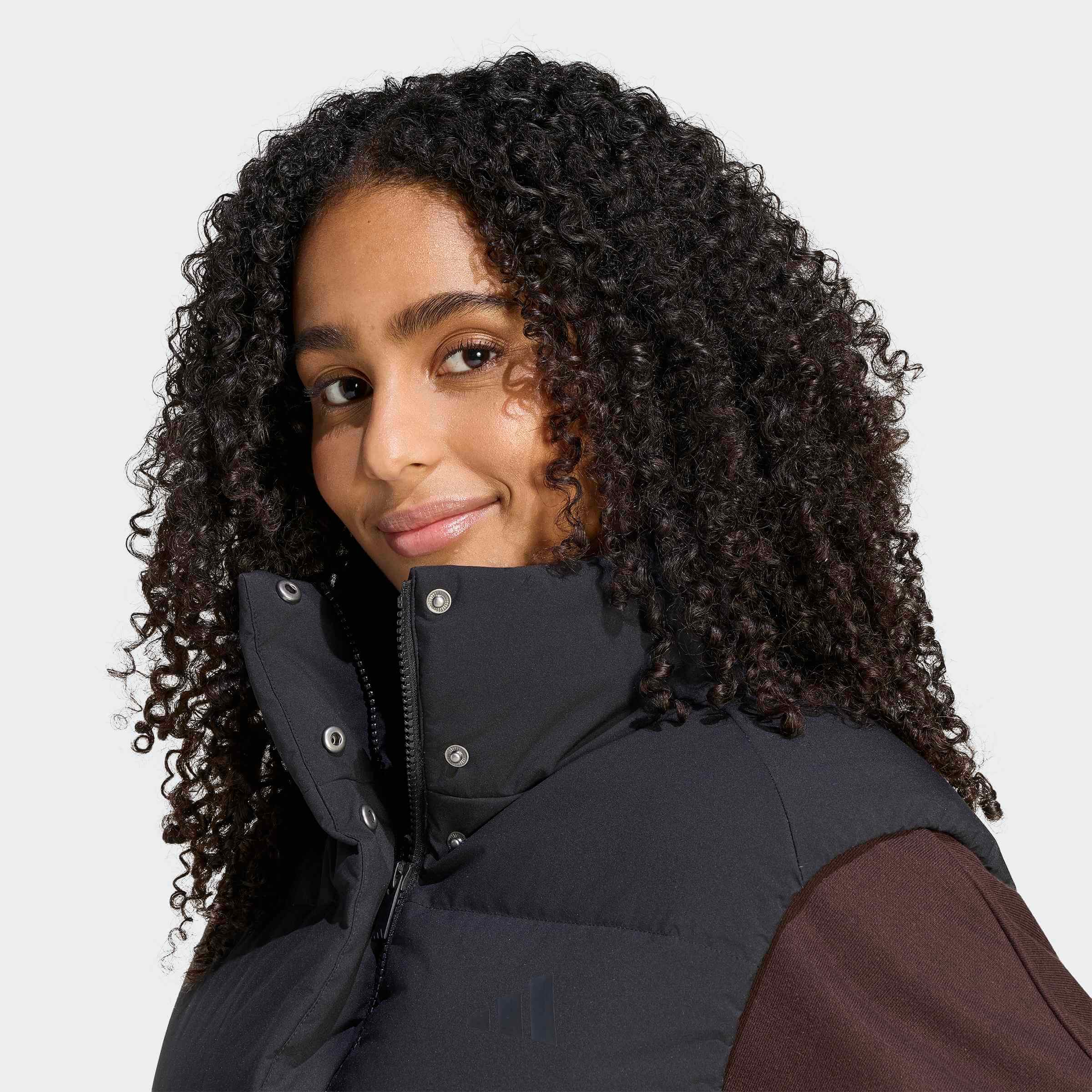 Adidas Helionic Down KG1503 – висока подплатена яка и закопчаване с цип