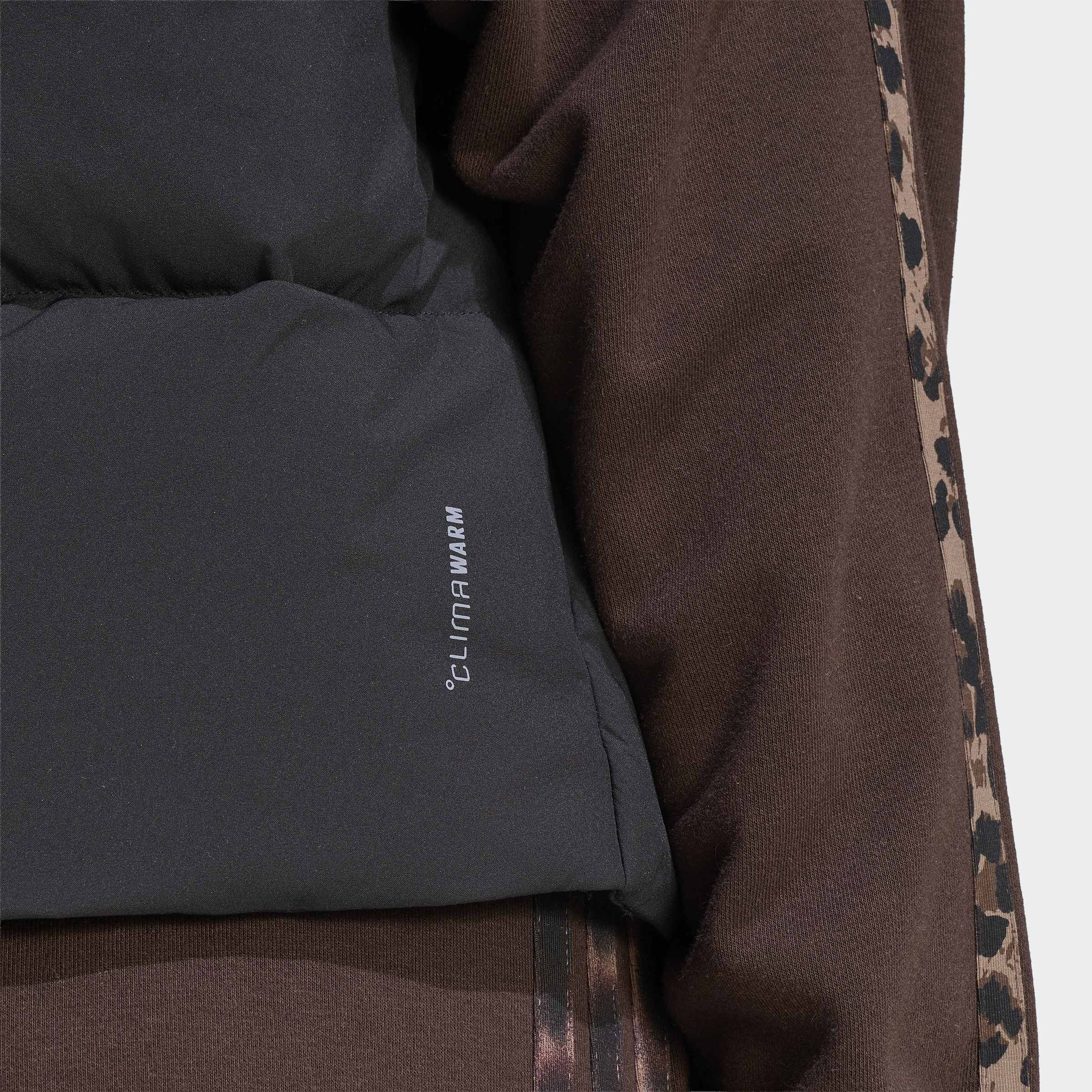 Дамски елек Adidas KG1503 – детайл на материята с технология CLIMAWARM