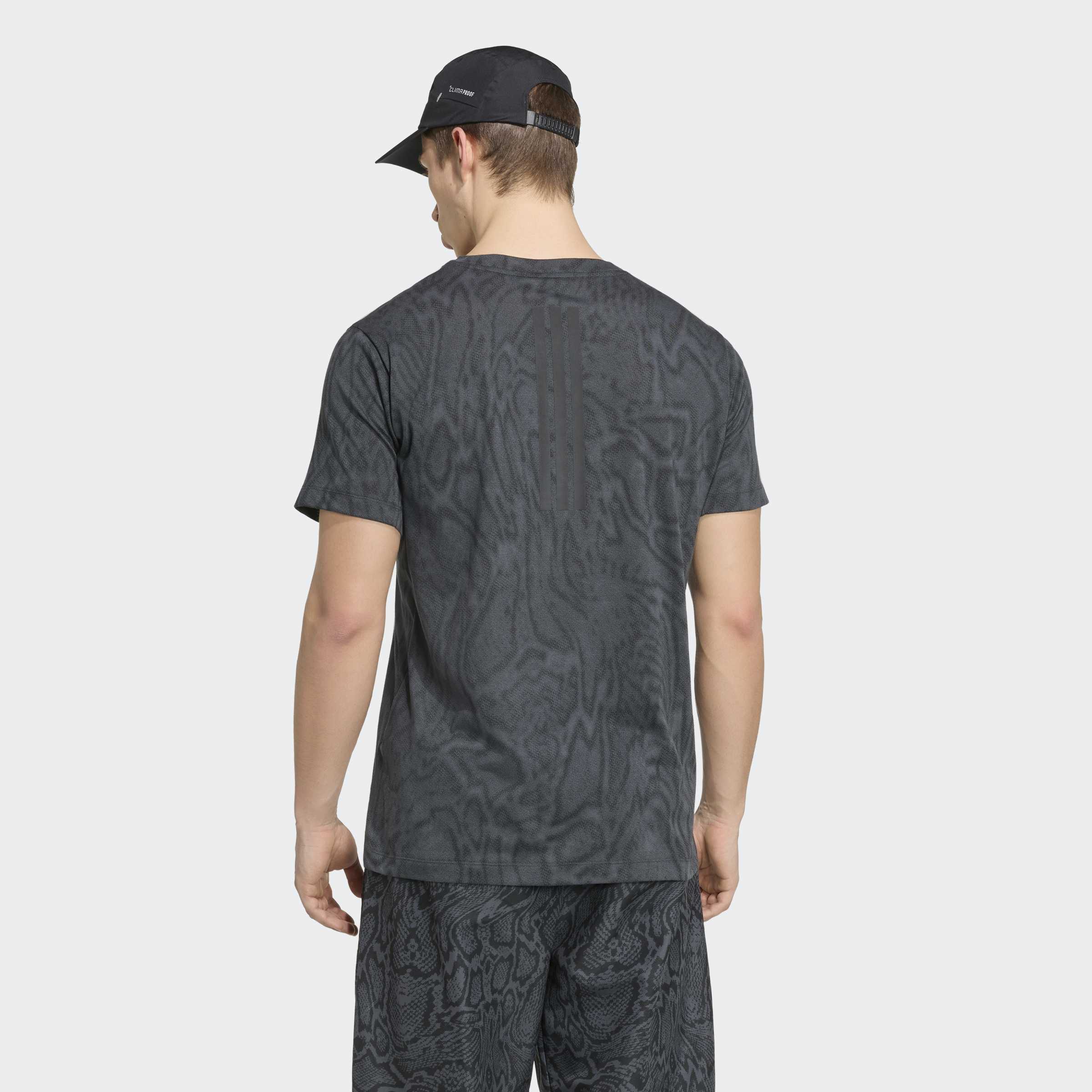 Мъжка спортна тениска adidas D4T PrimeLift AOP – заден изглед с абстрактен десен и три вертикални ленти adidas