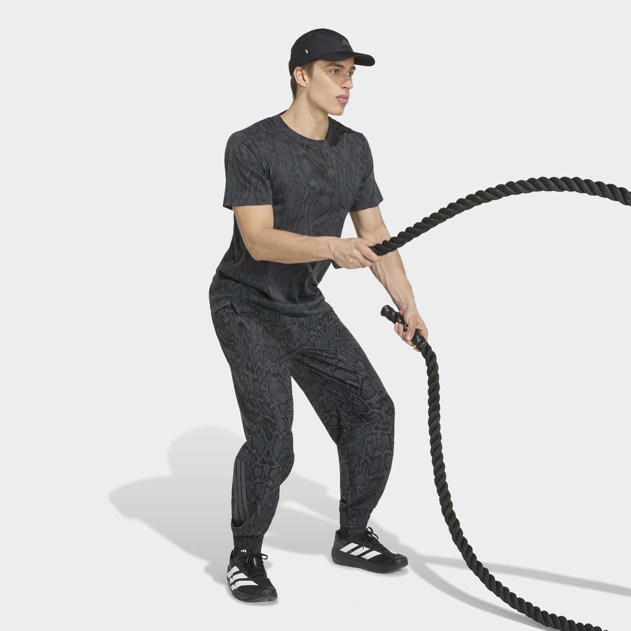 Мъжка тениска adidas D4T PrimeLift KG2462 за фитнес и функционални тренировки, показана при упражнение с бойни въжета