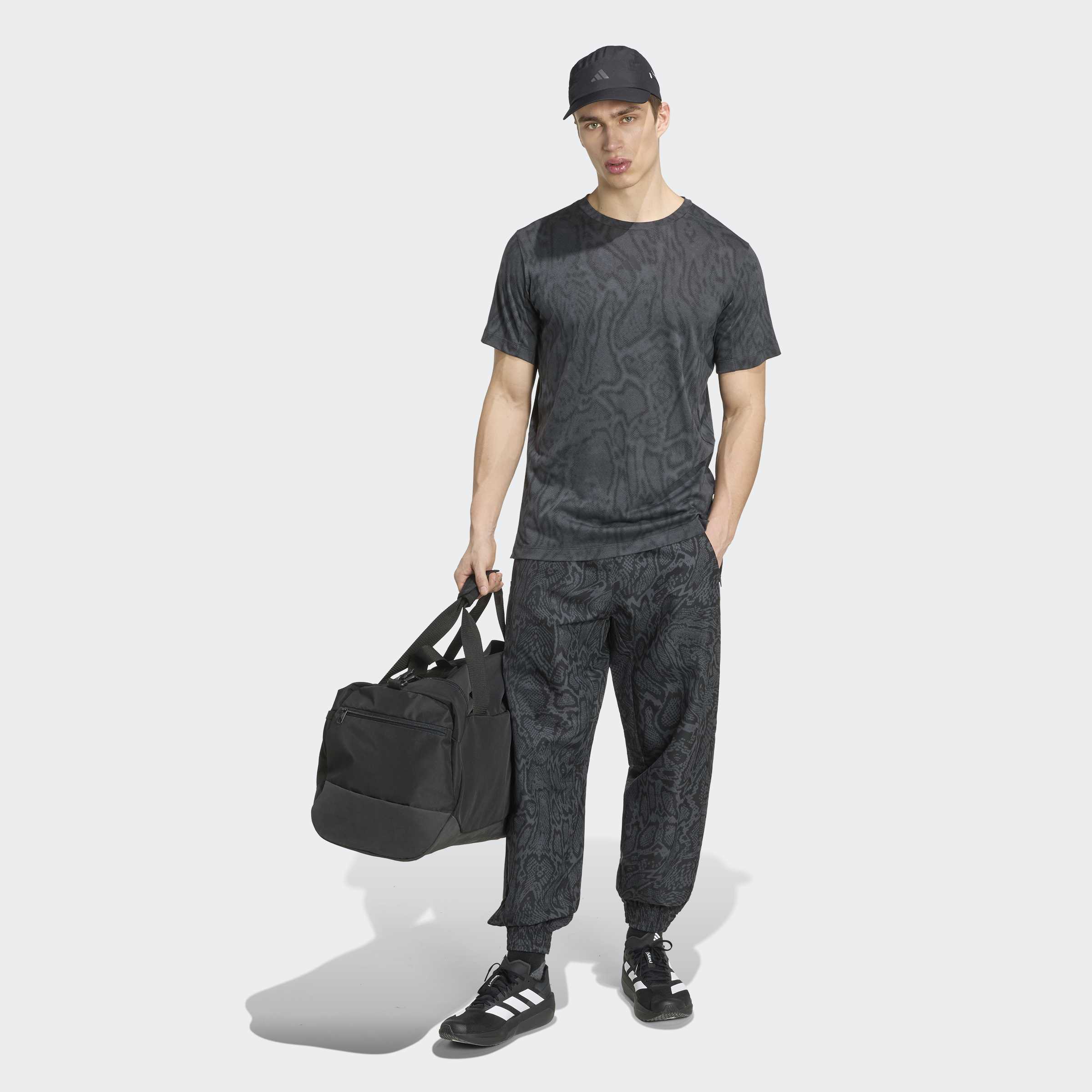 Мъжка тениска за тренировки adidas D4T PrimeLift с тъмносив десен, комбинирана със спортен панталон adidas