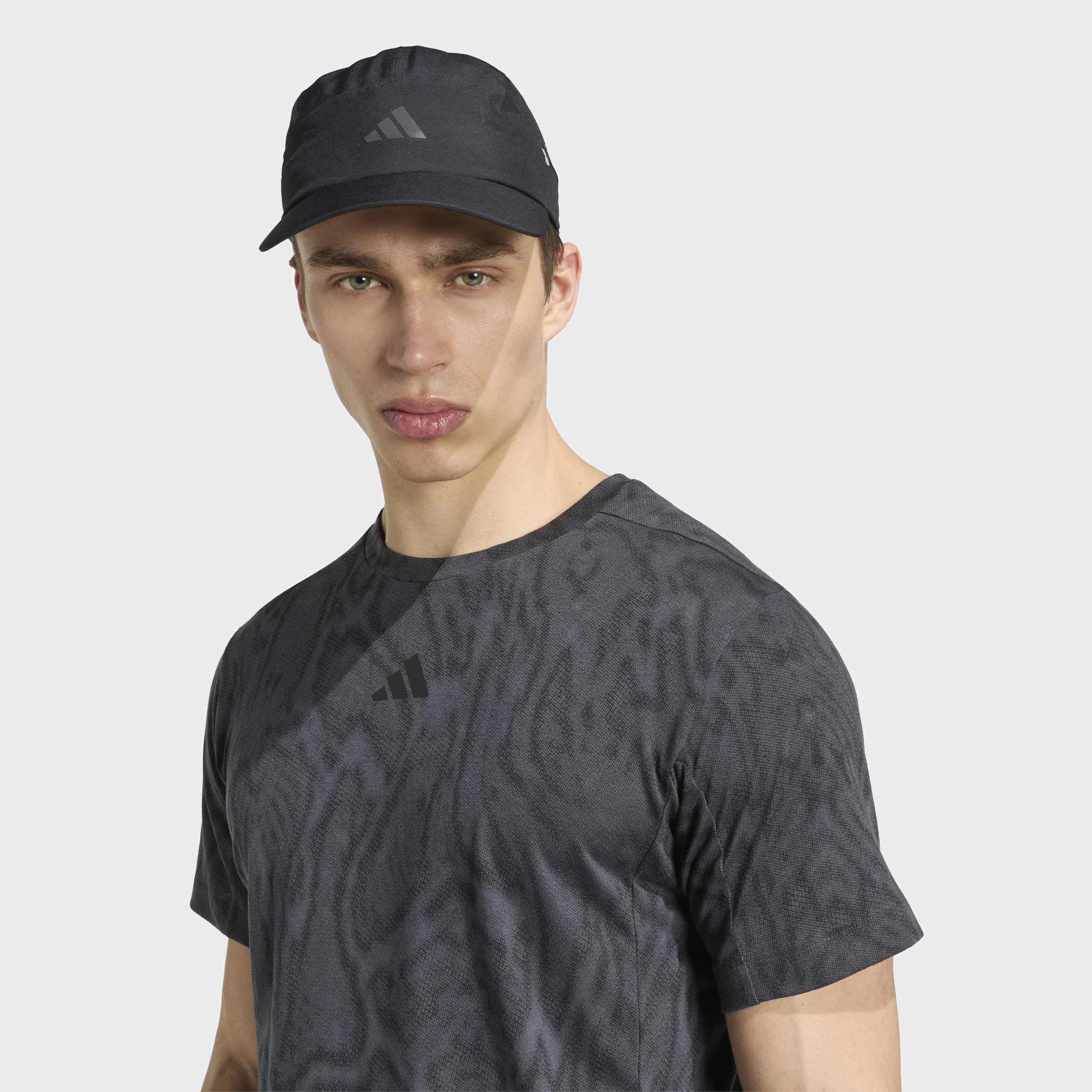 Черна тениска adidas D4T PrimeLift AOP – близък план на обло деколте, абстрактен принт и дискретно лого adidas