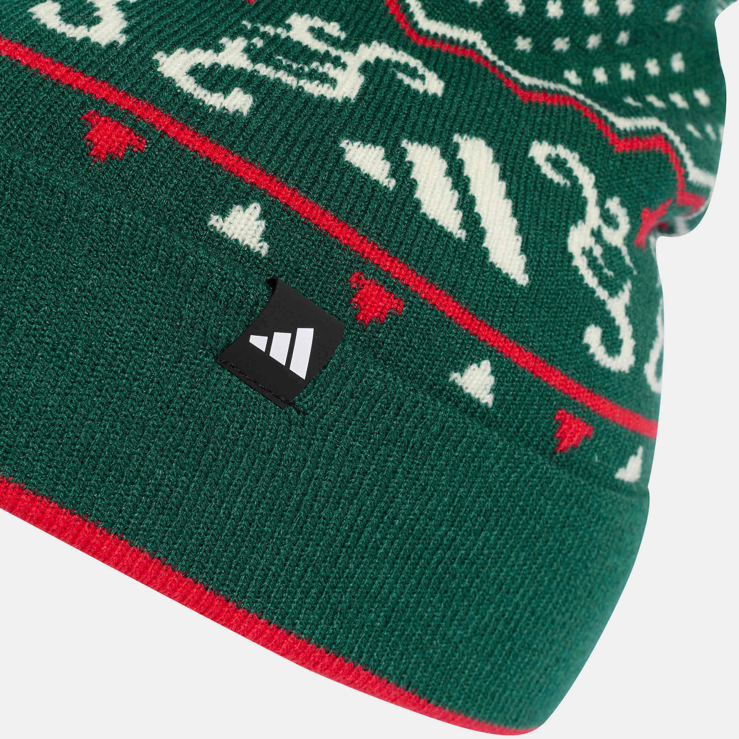 Зелена зимна шапка Adidas с подгънат кант и дискретно лого